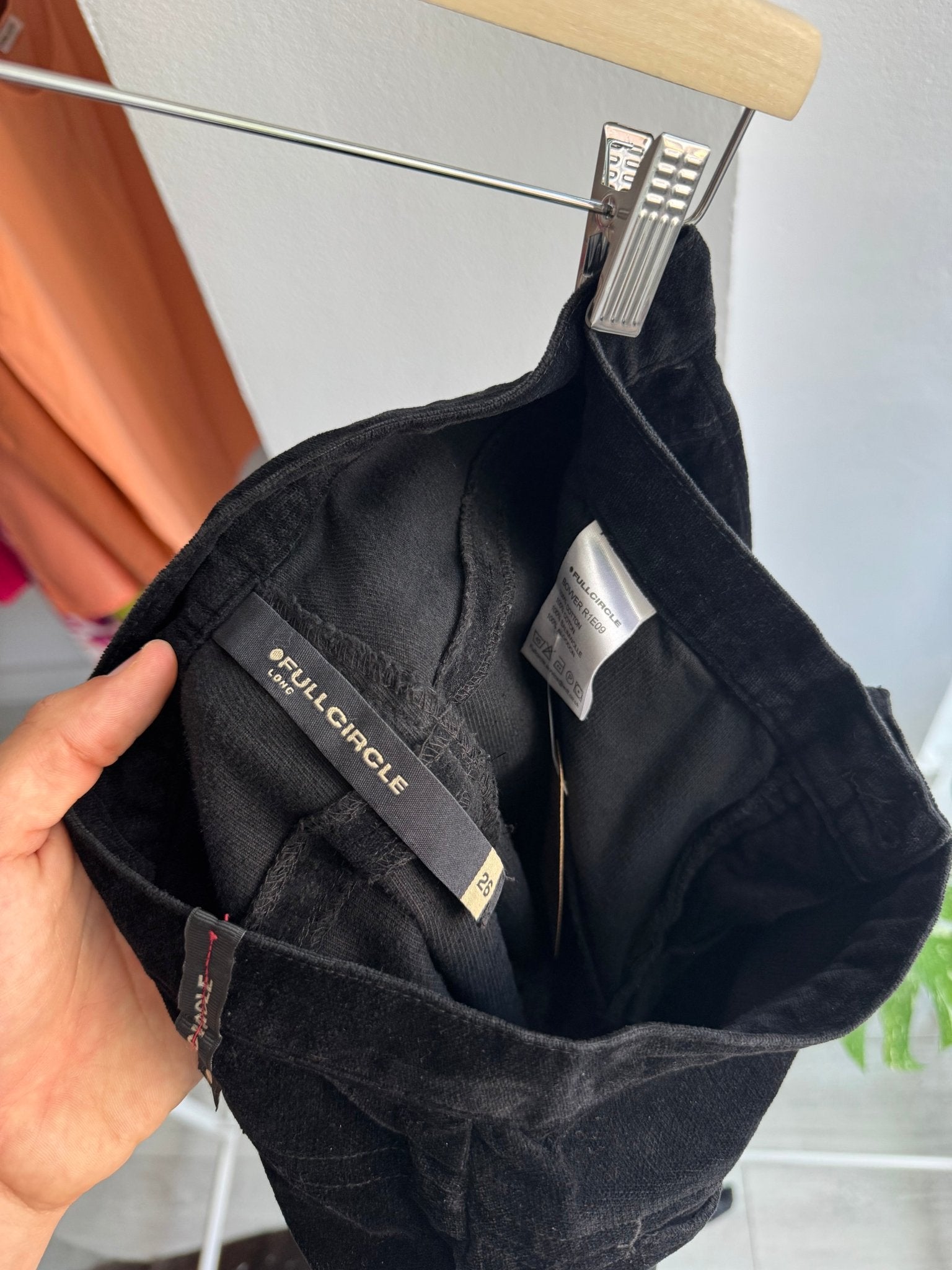 🐈‍⬛ Pantaloni Y2K Black Corduroy Flared – US 26 Damă - anbracaminte