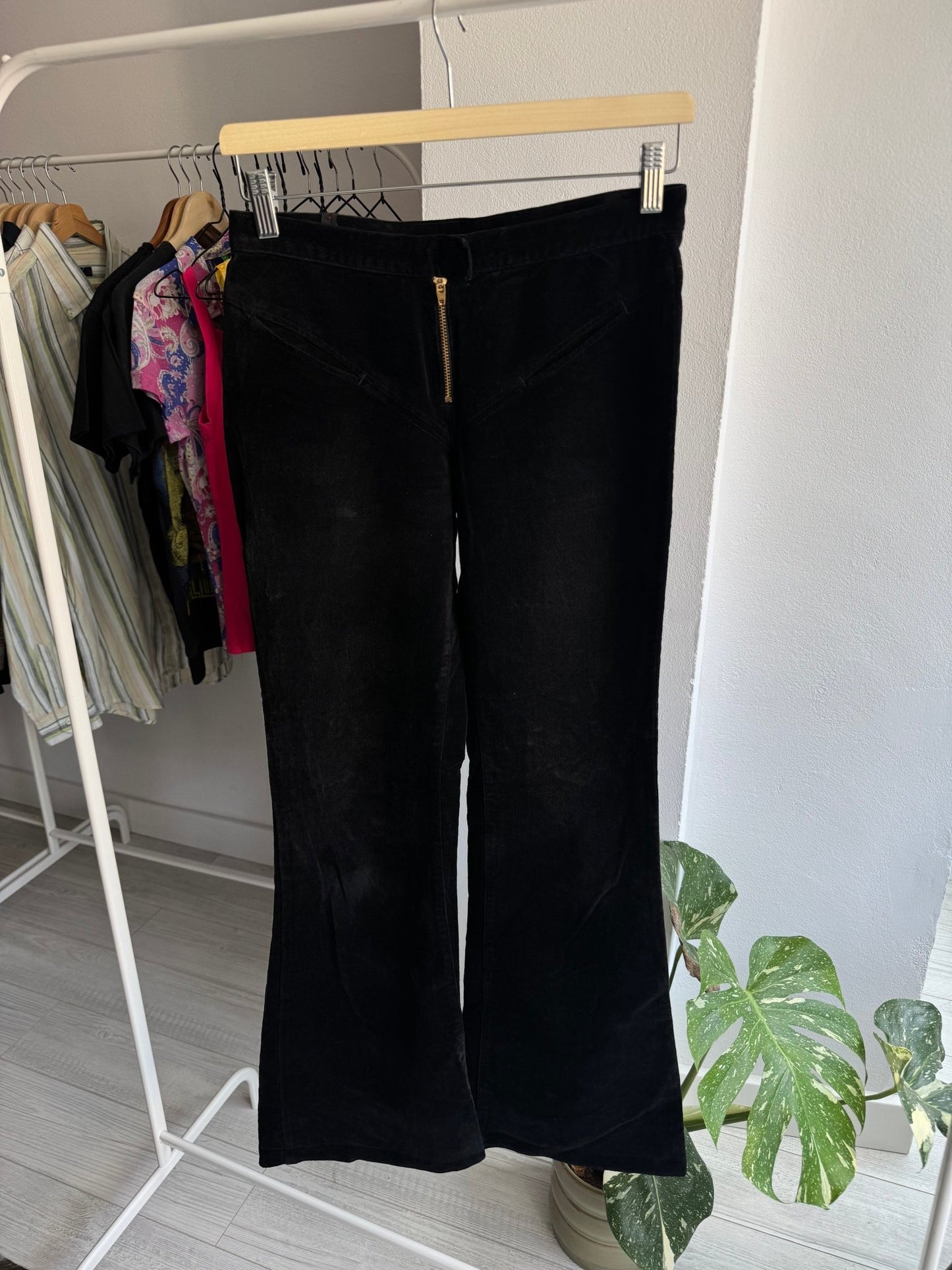 🐈‍⬛ Pantaloni Y2K Black Corduroy Flared – US 26 Damă - anbracaminte