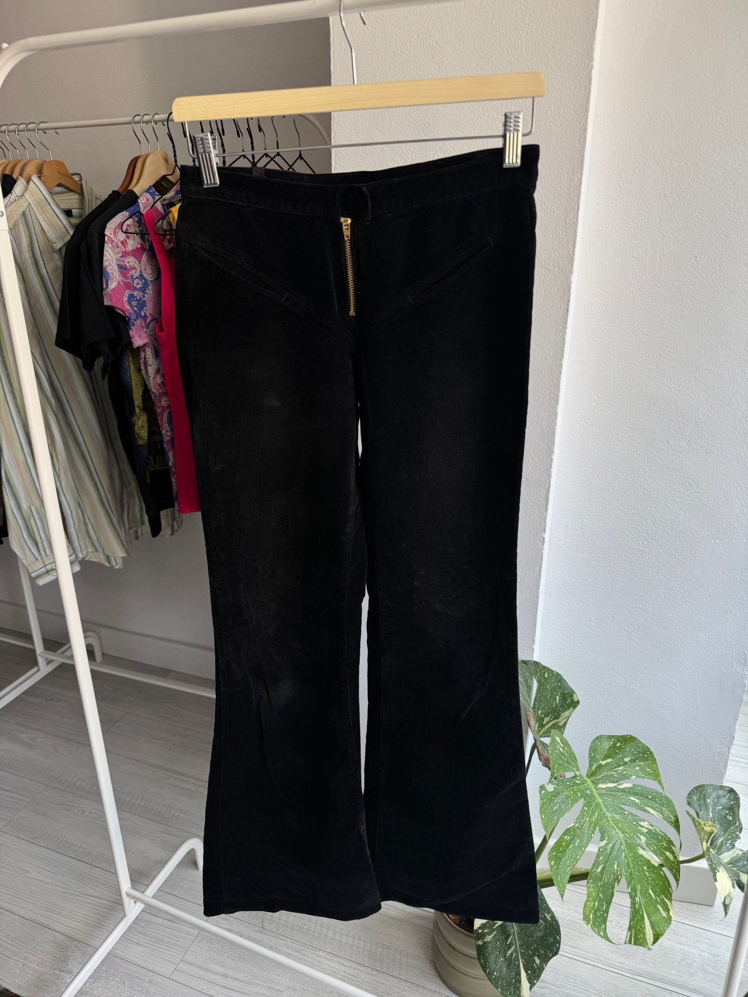 🐈‍⬛ Pantaloni Y2K Black Corduroy Flared – US 26 Damă - anbracaminte