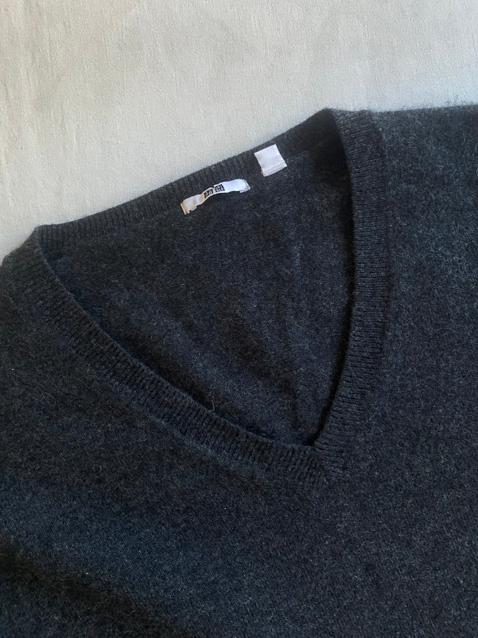 Pulover Uniqlo V - Neck – Dark Grey – 100% Cașmir – XL - anbracaminte