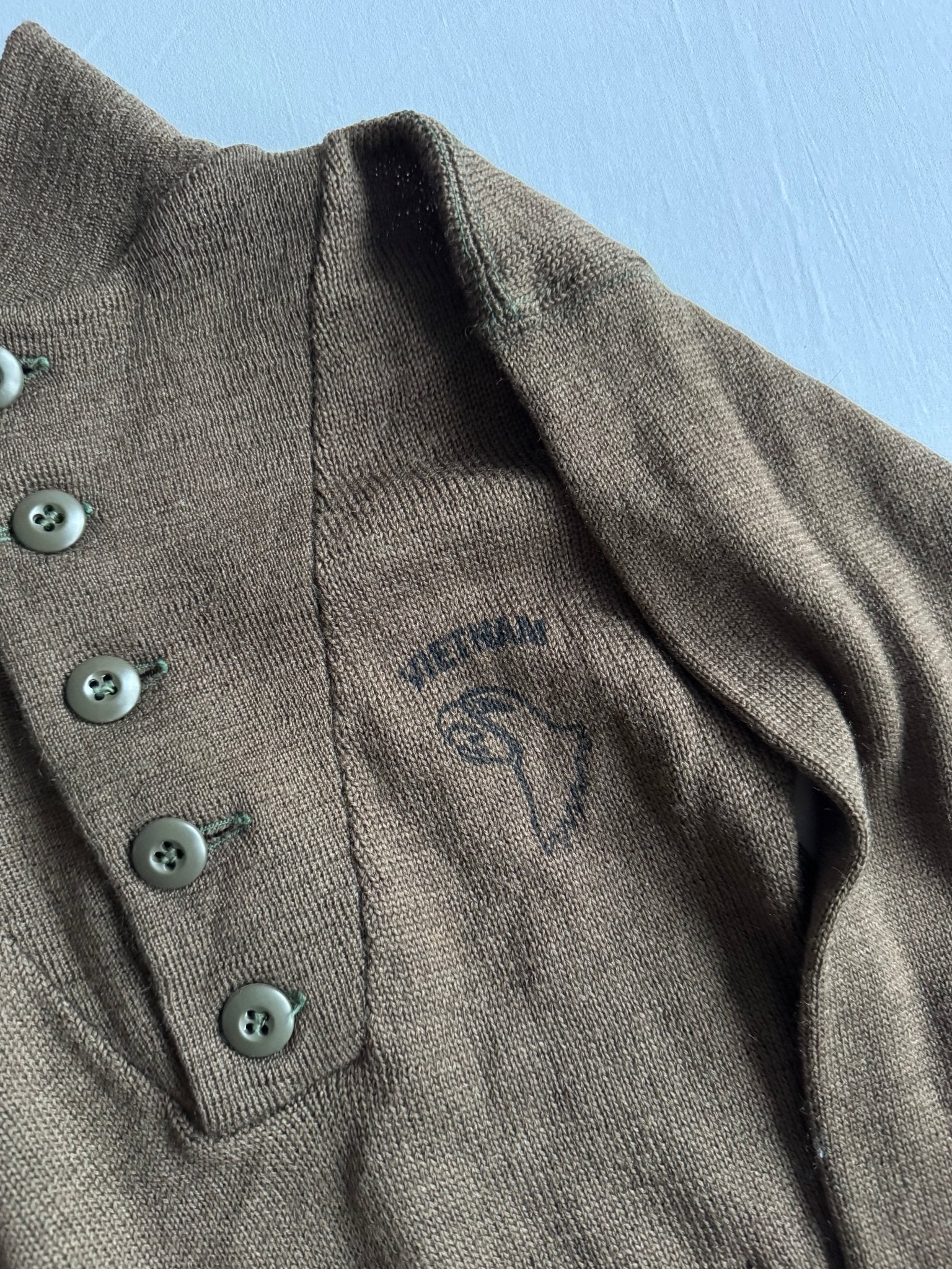 🧶 Pulover US Army Henley / 5 Nasturi cu Print Vietnam (Mărime S) - anbracaminte