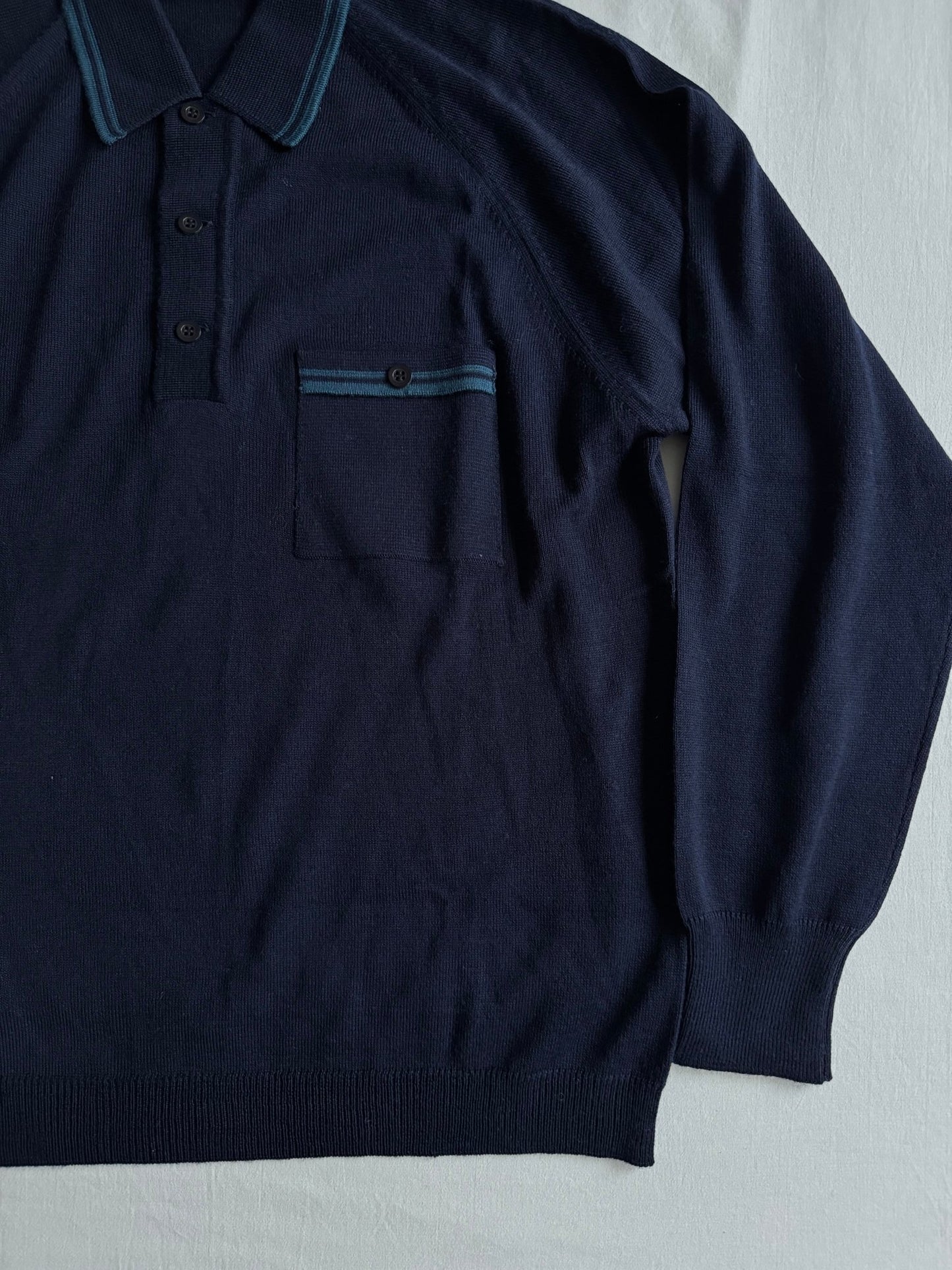🧶 Pulover Vintage Bărbați Ani ’70 Navy din Merino Extra Fine și Acril cu Guler Polo și Buzunar la Piept – L - anbracaminte