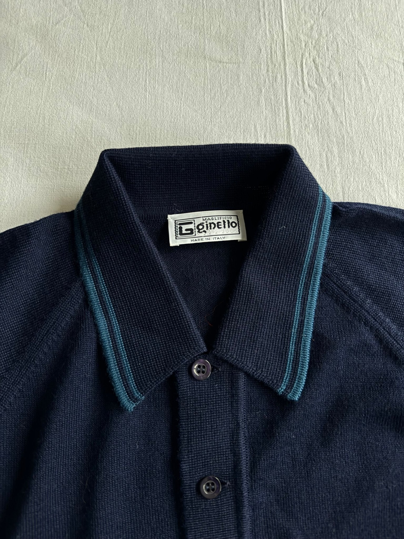 🧶 Pulover Vintage Bărbați Ani ’70 Navy din Merino Extra Fine și Acril cu Guler Polo și Buzunar la Piept – L - anbracaminte