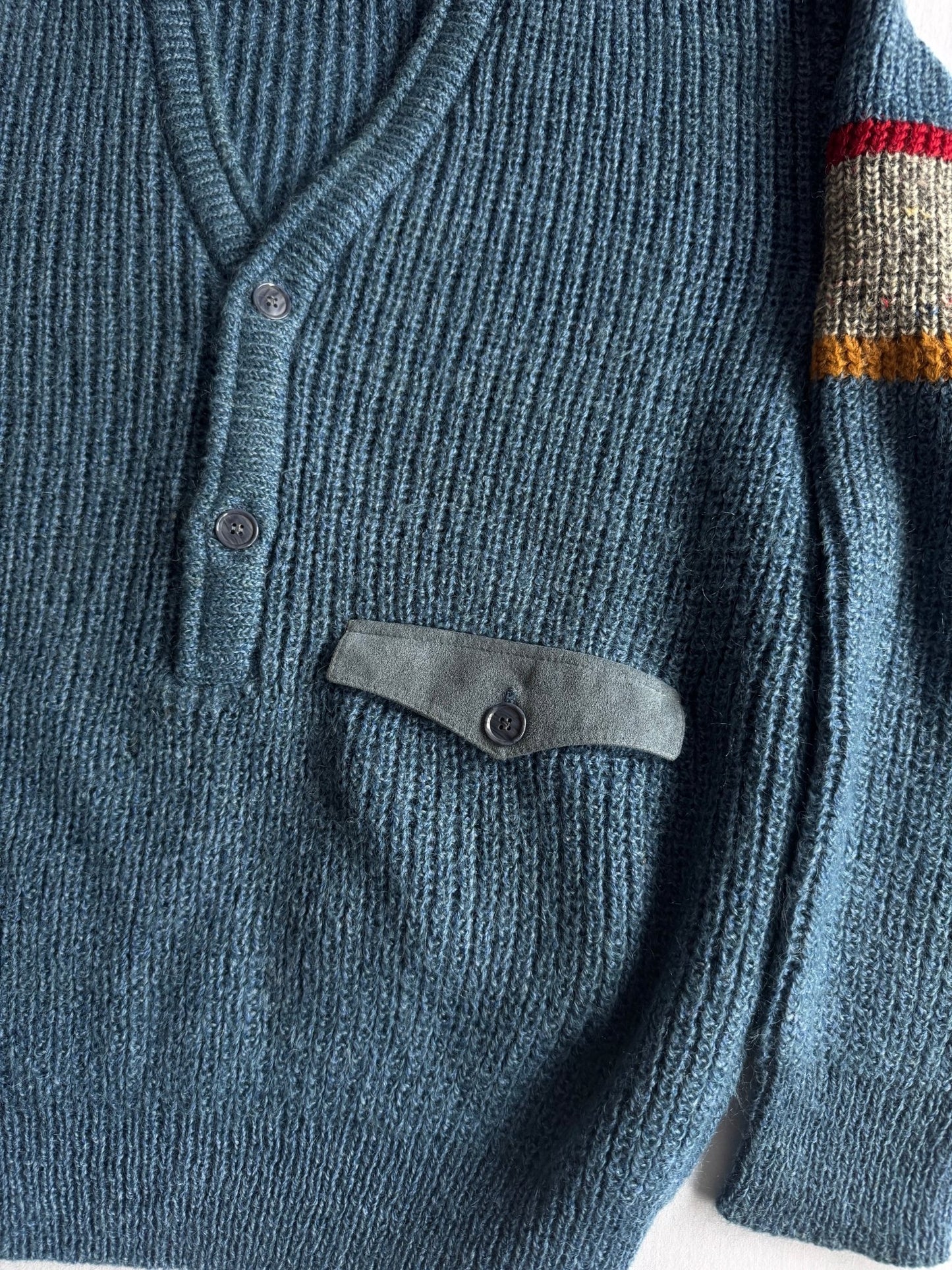 🧶 Pulover Vintage Bărbați Aqua Blue cu Decolteu în V și Buzunar la Piept – L - anbracaminte