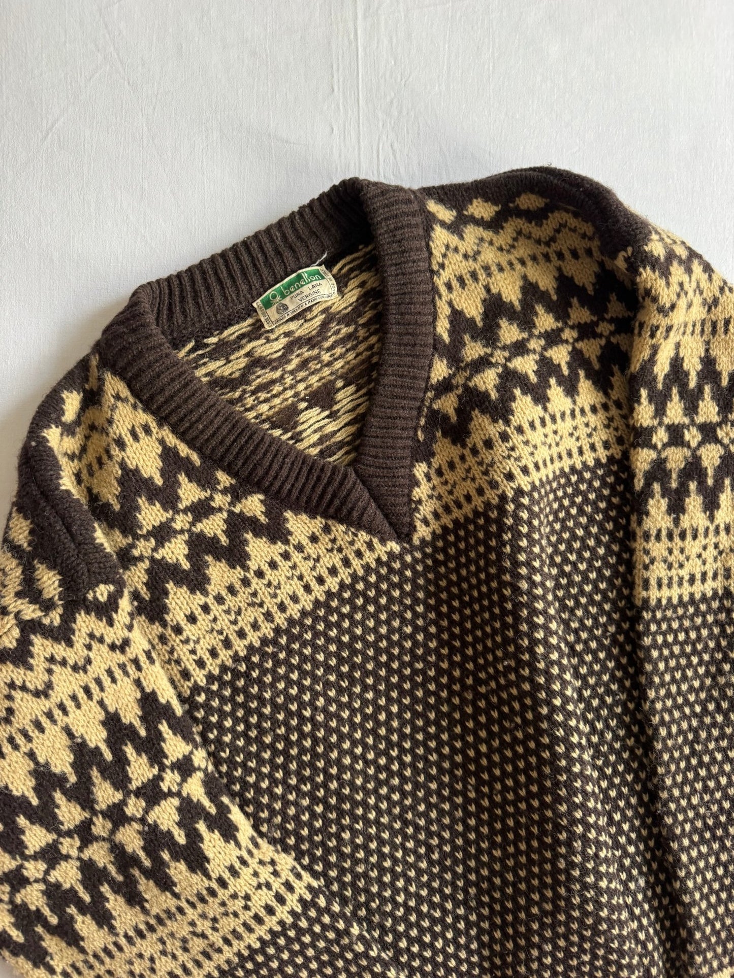 🧶 Pulover Vintage Bărbați Benetton Anii ’80 cu Decolteu în V și Model Etnic – L - anbracaminte