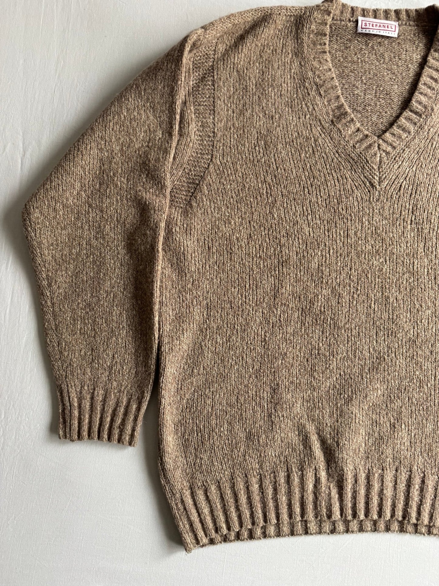 🧶 Pulover Vintage Bărbați Stefanel Oatmeal Brown cu Guler V din Blend de Lână – L - anbracaminte
