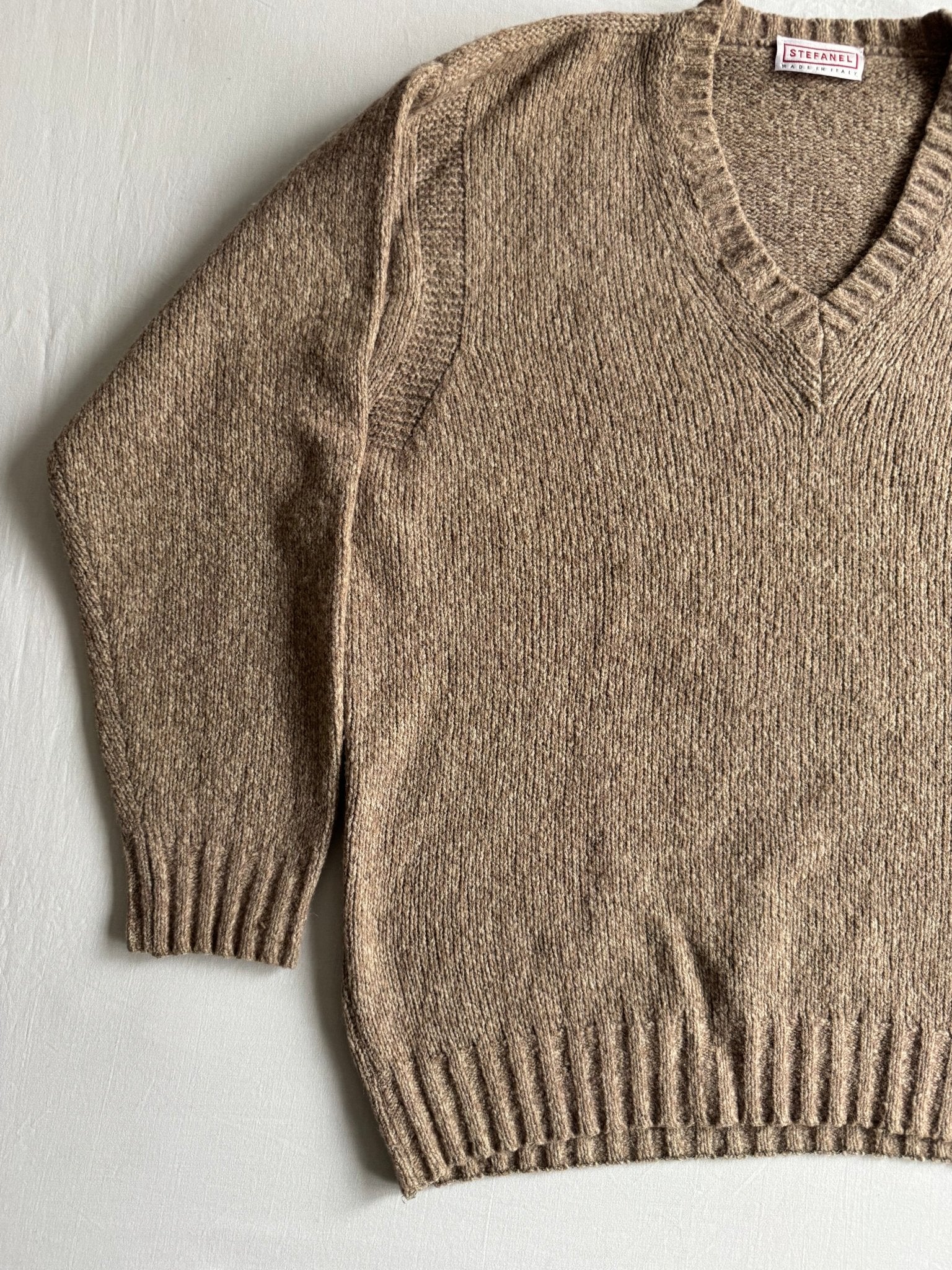 🧶 Pulover Vintage Bărbați Stefanel Oatmeal Brown cu Guler V din Blend de Lână – L - anbracaminte