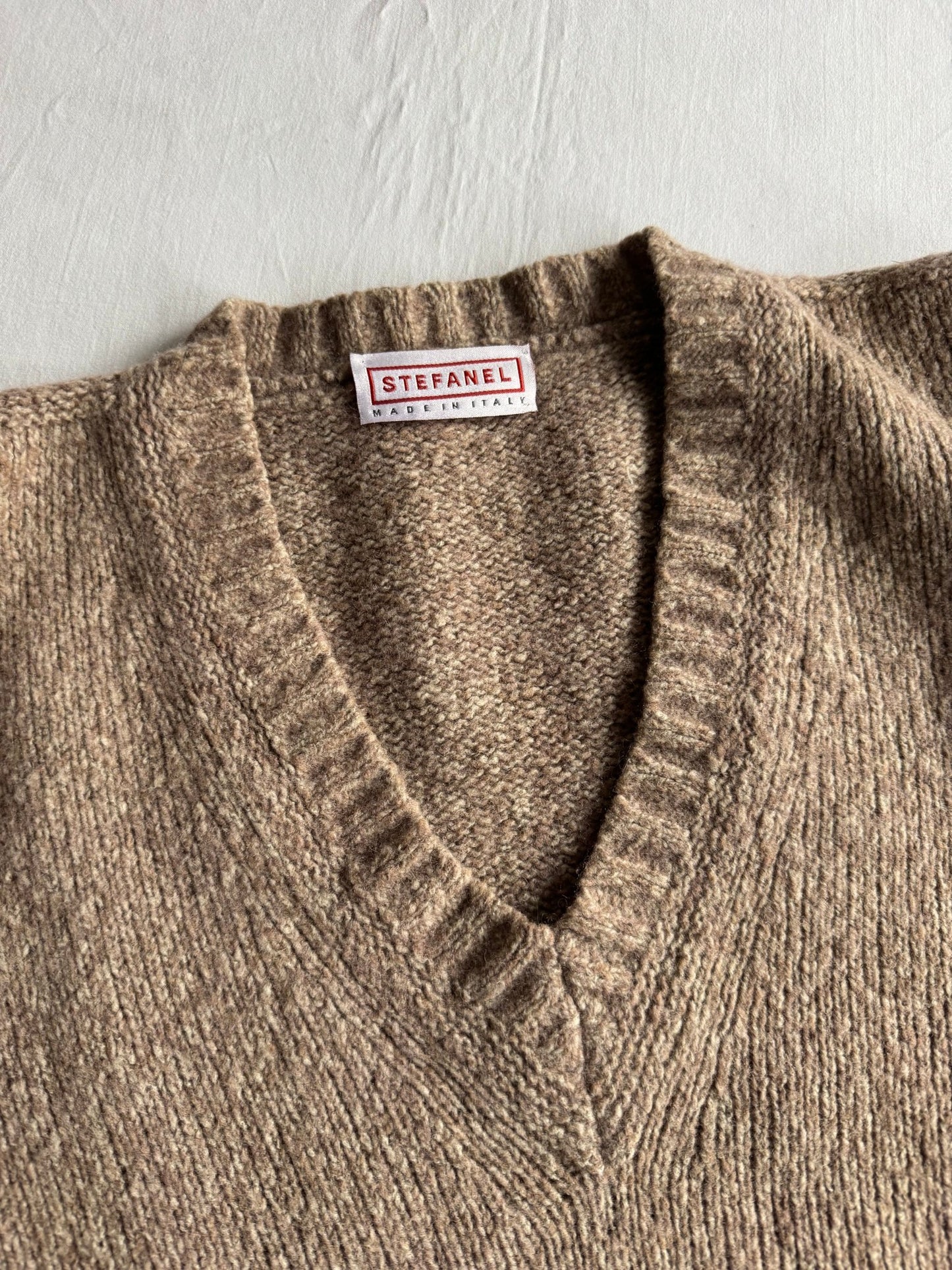 🧶 Pulover Vintage Bărbați Stefanel Oatmeal Brown cu Guler V din Blend de Lână – L - anbracaminte