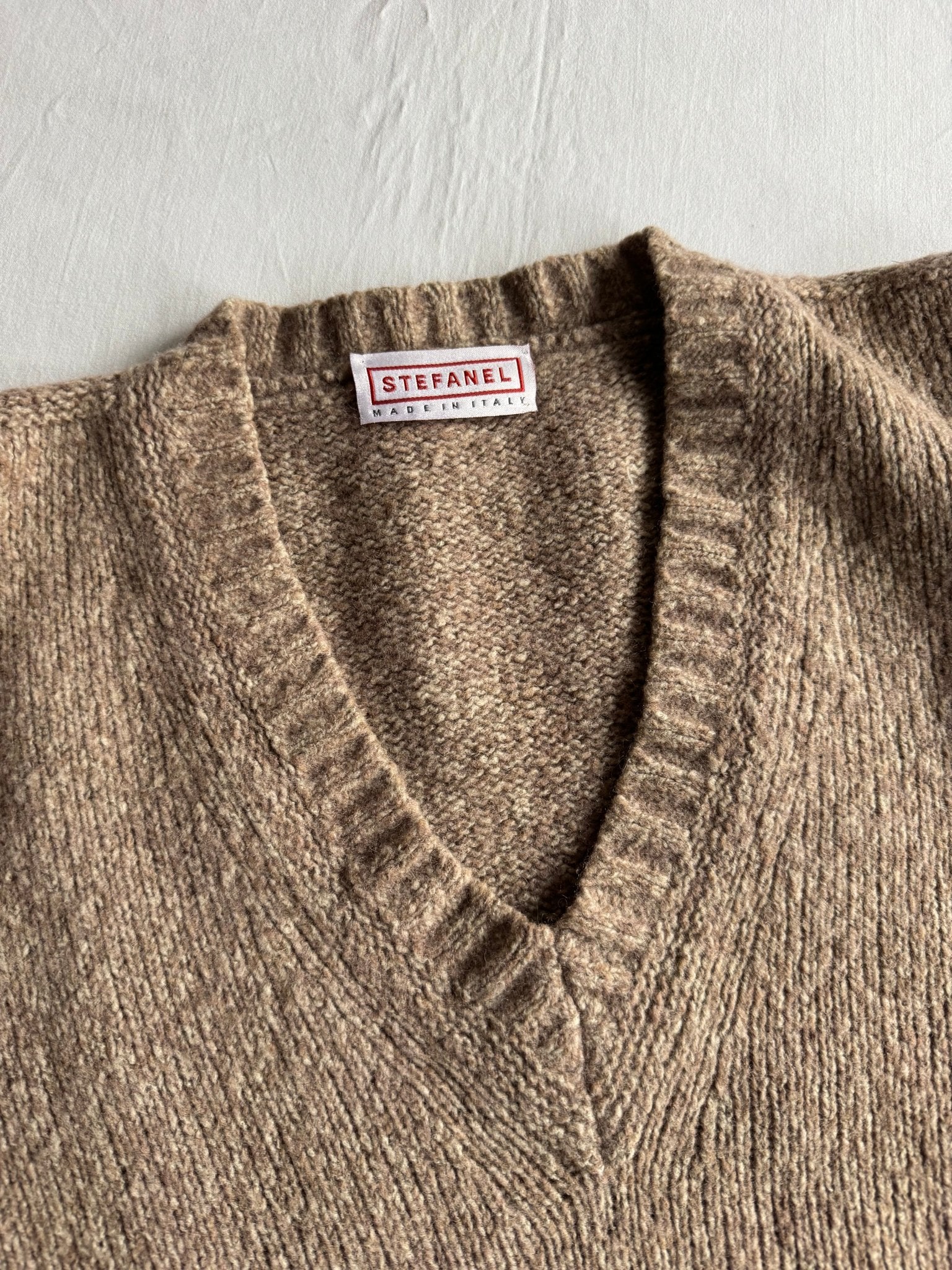 🧶 Pulover Vintage Bărbați Stefanel Oatmeal Brown cu Guler V din Blend de Lână – L - anbracaminte