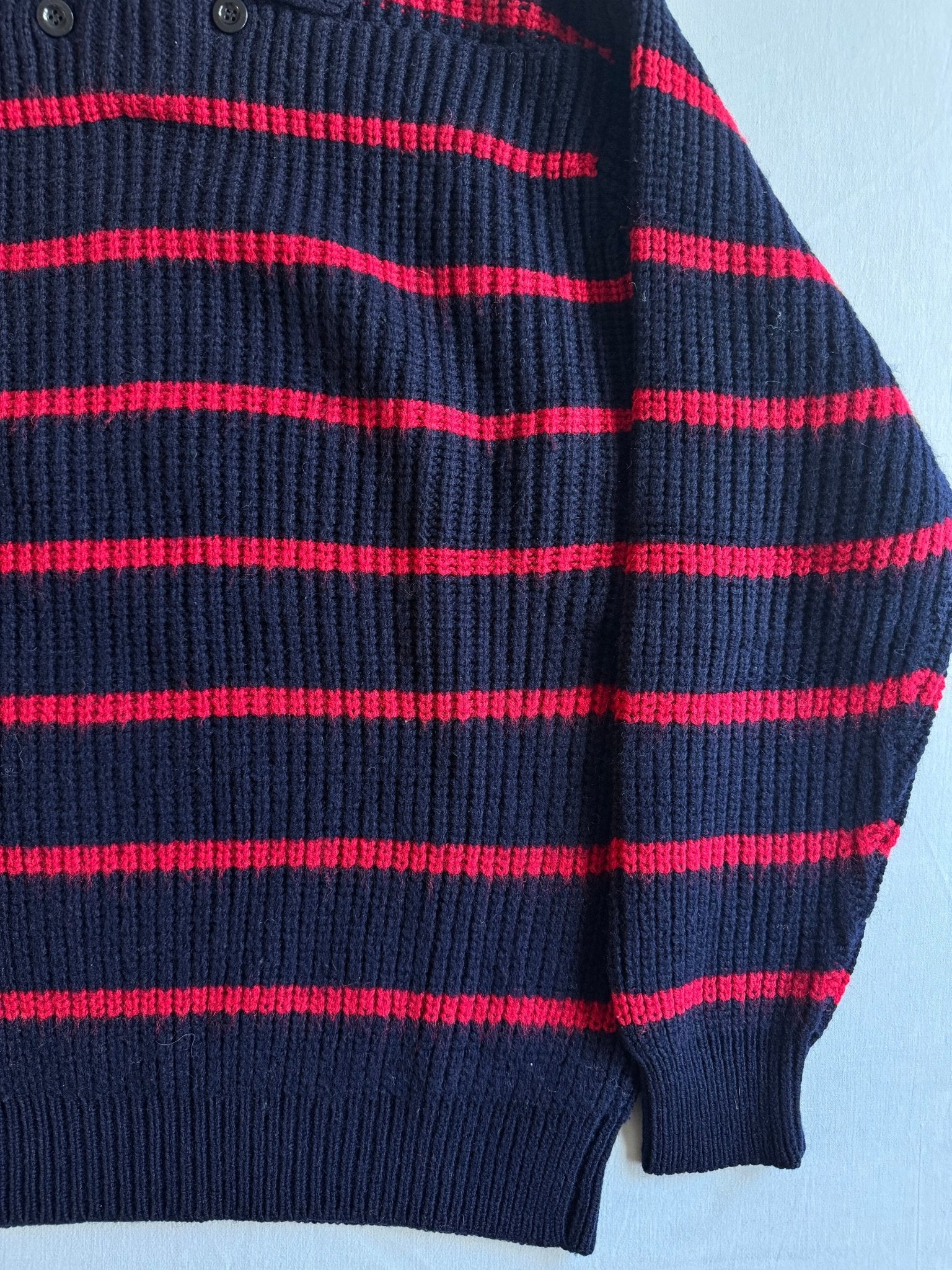 🧶 Pulover Vintage Benetton Navy cu Dungi Roșii / Buzunar cu Nasturi (Mărime 50 - L) - anbracaminte