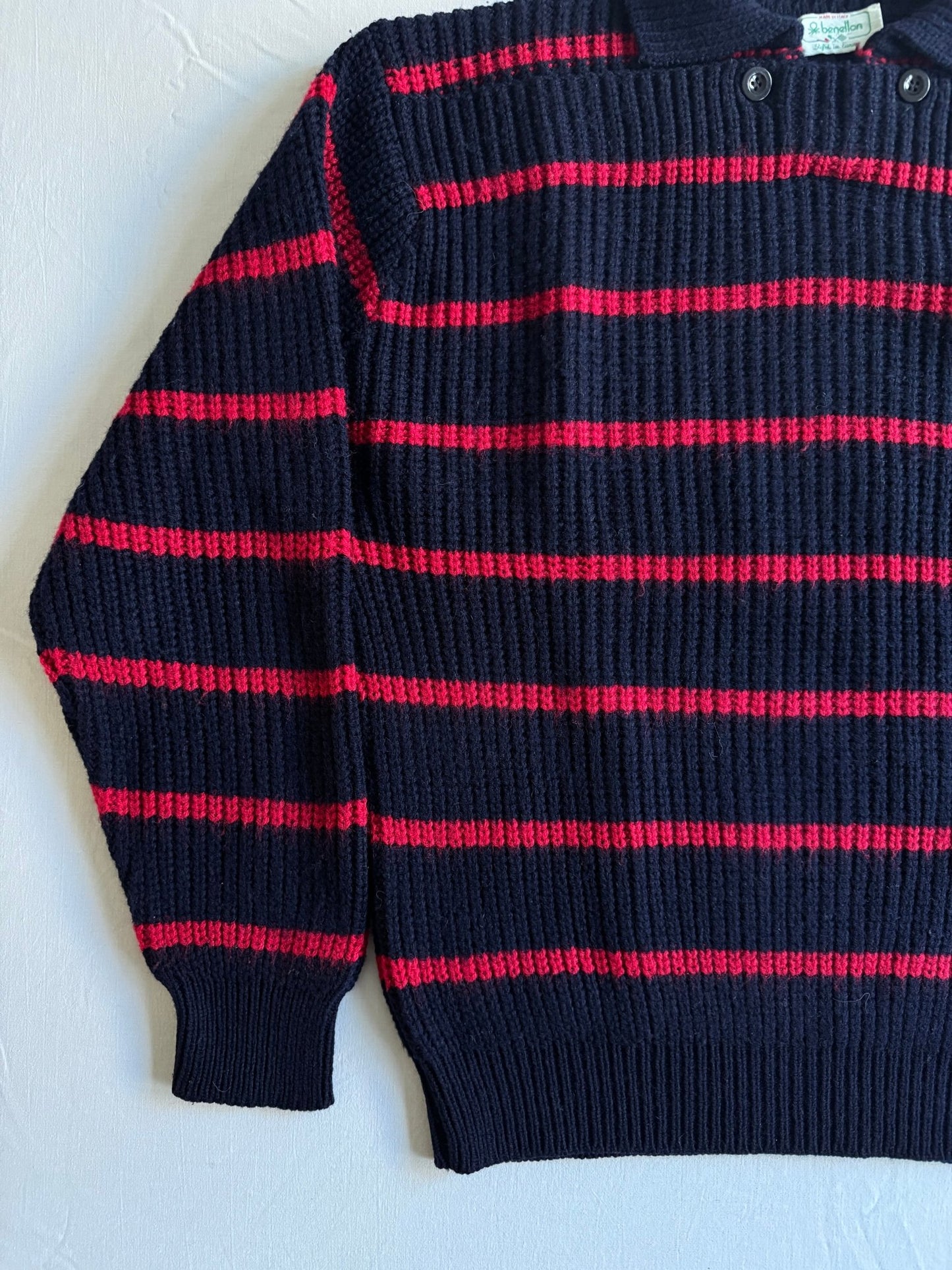 🧶 Pulover Vintage Benetton Navy cu Dungi Roșii / Buzunar cu Nasturi (Mărime 50 - L) - anbracaminte