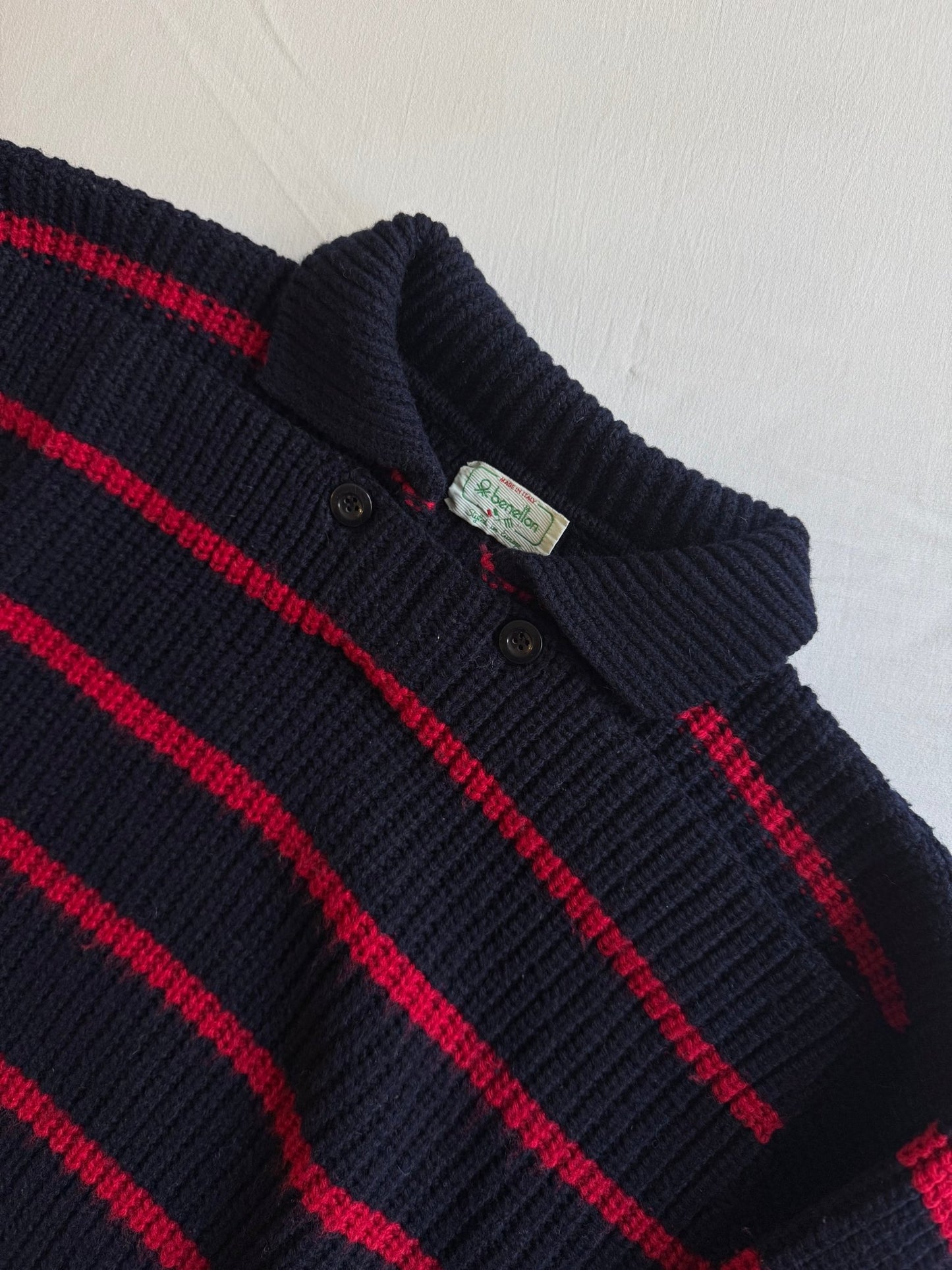 🧶 Pulover Vintage Benetton Navy cu Dungi Roșii / Buzunar cu Nasturi (Mărime 50 - L) - anbracaminte