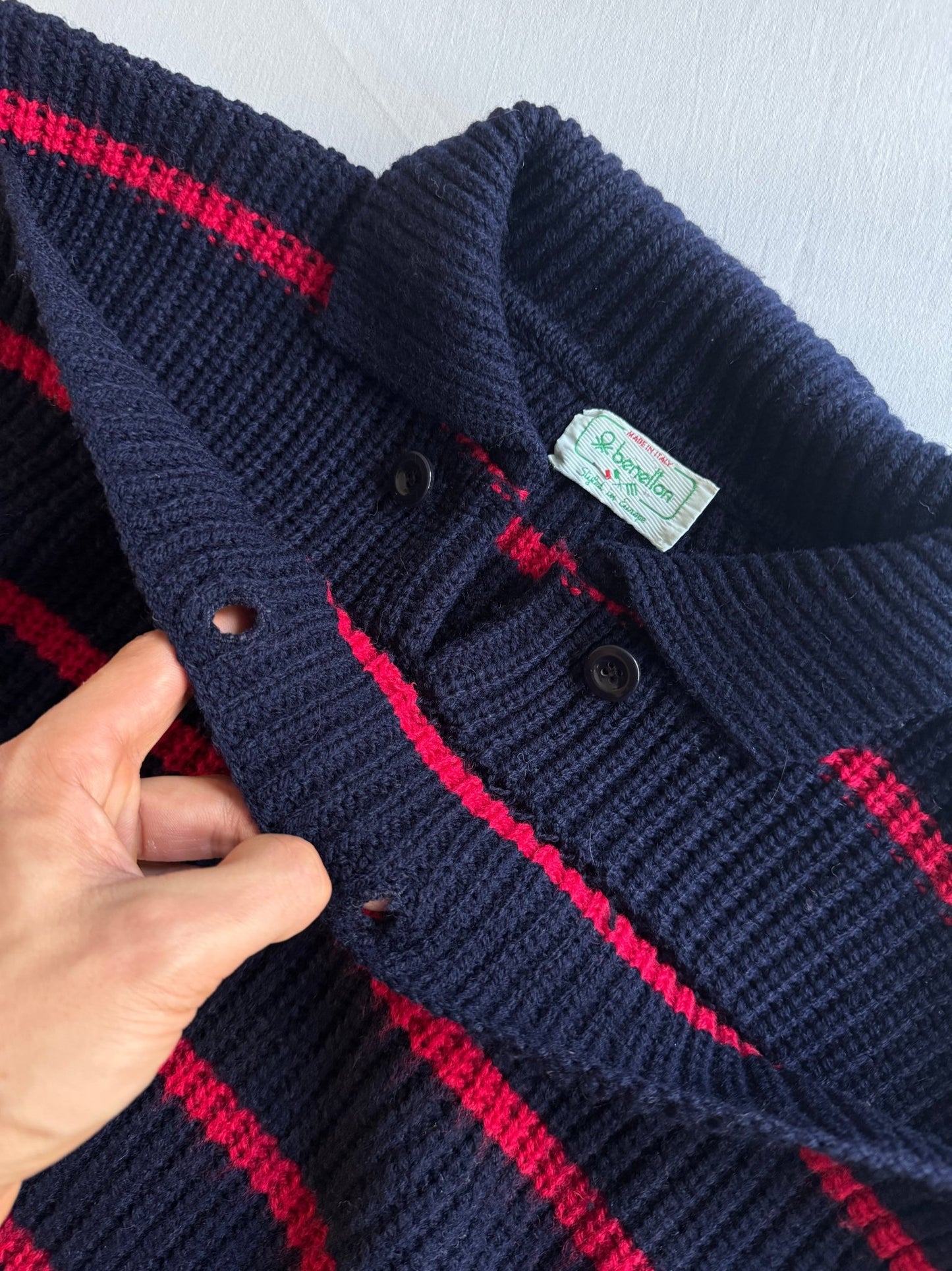 🧶 Pulover Vintage Benetton Navy cu Dungi Roșii / Buzunar cu Nasturi (Mărime 50 - L) - anbracaminte