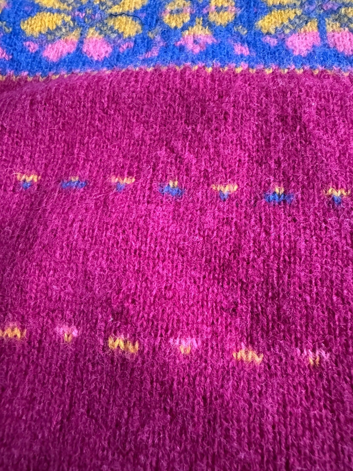 🧶 Pulover Vintage Damă Benetton Fuchsia din Lână Shetland cu Model Etnic – L - anbracaminte