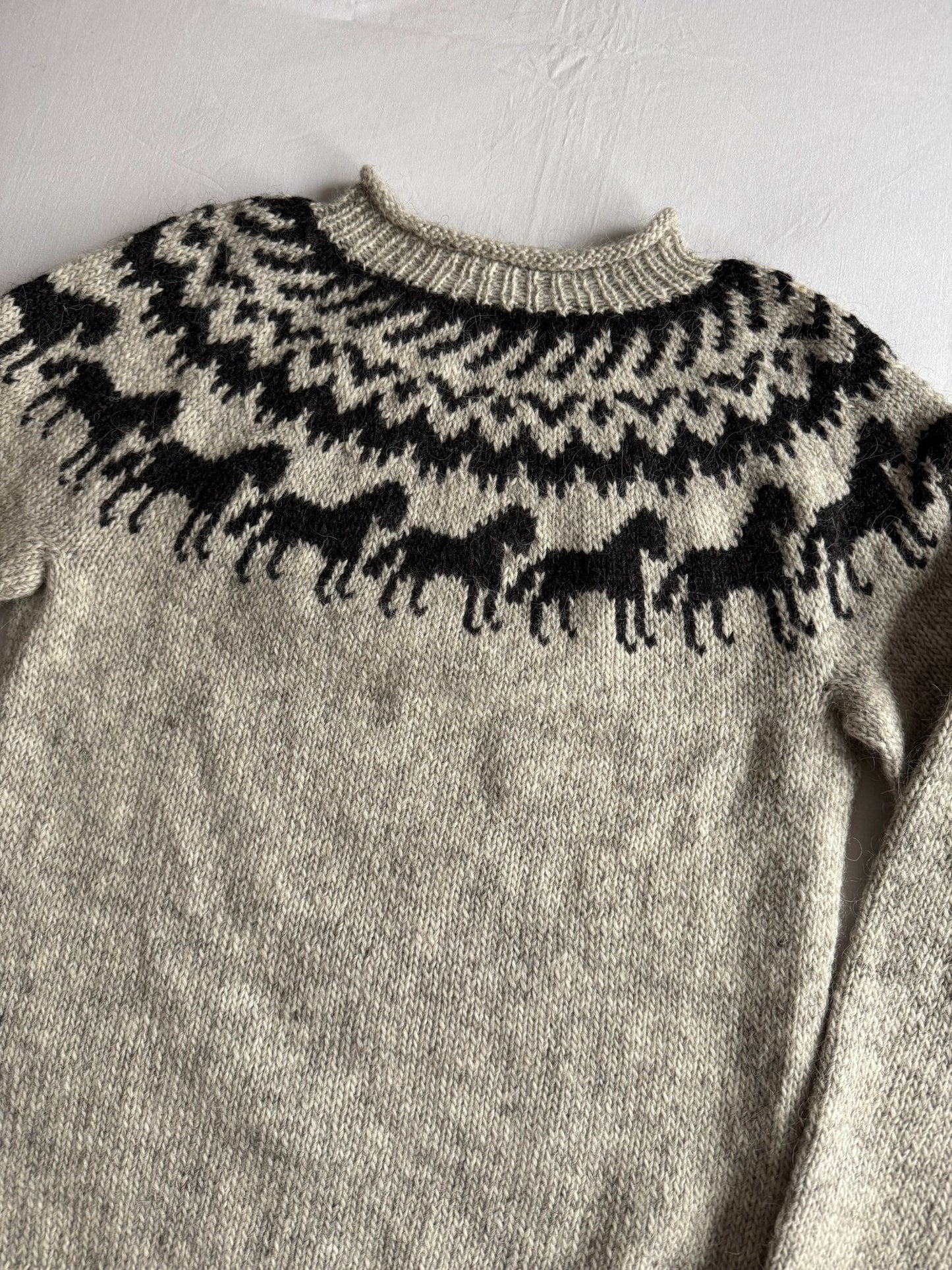 🧶 Pulover Vintage Fuzzy cu Motiv Cai – Aprox. M/L Femei - anbracaminte
