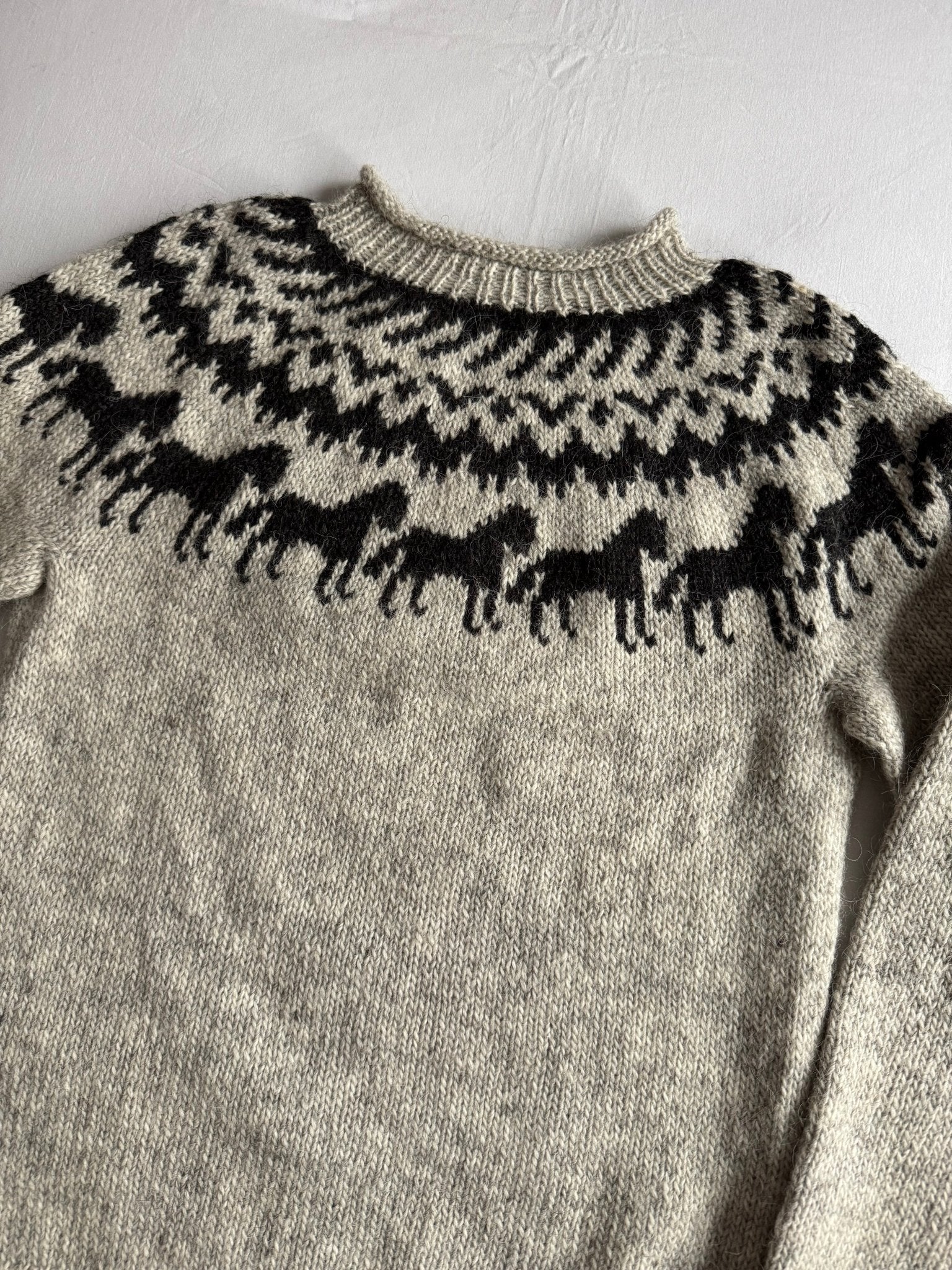 🧶 Pulover Vintage Fuzzy cu Motiv Cai – Aprox. M/L Femei - anbracaminte