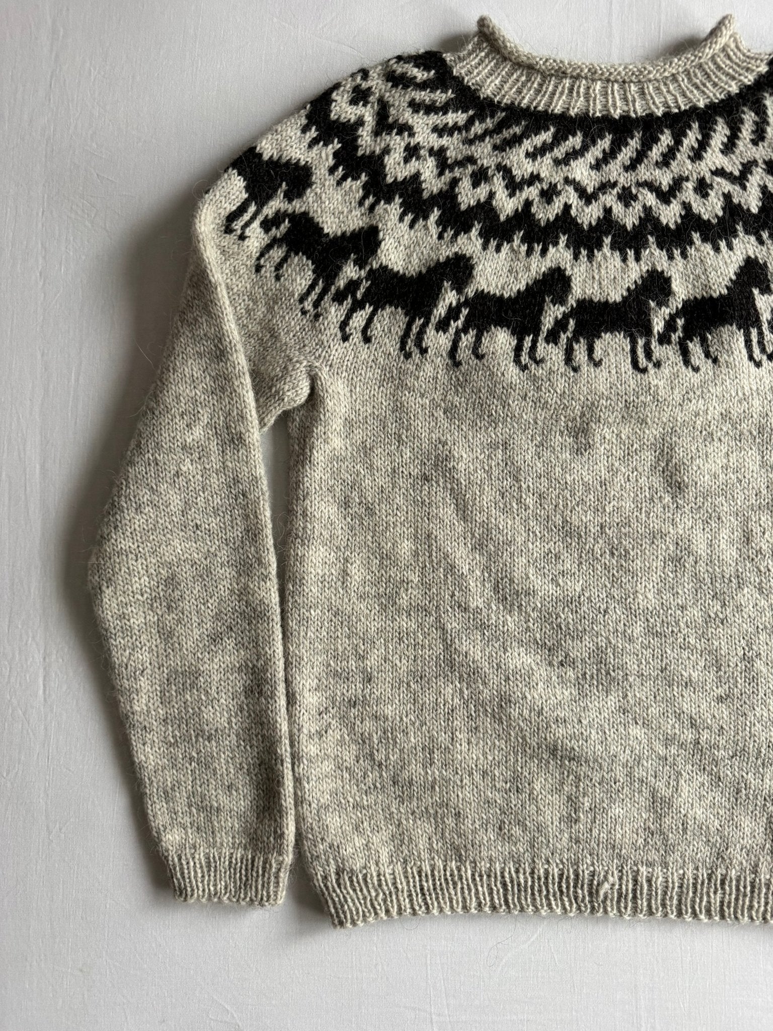 🧶 Pulover Vintage Fuzzy cu Motiv Cai – Aprox. M/L Femei - anbracaminte