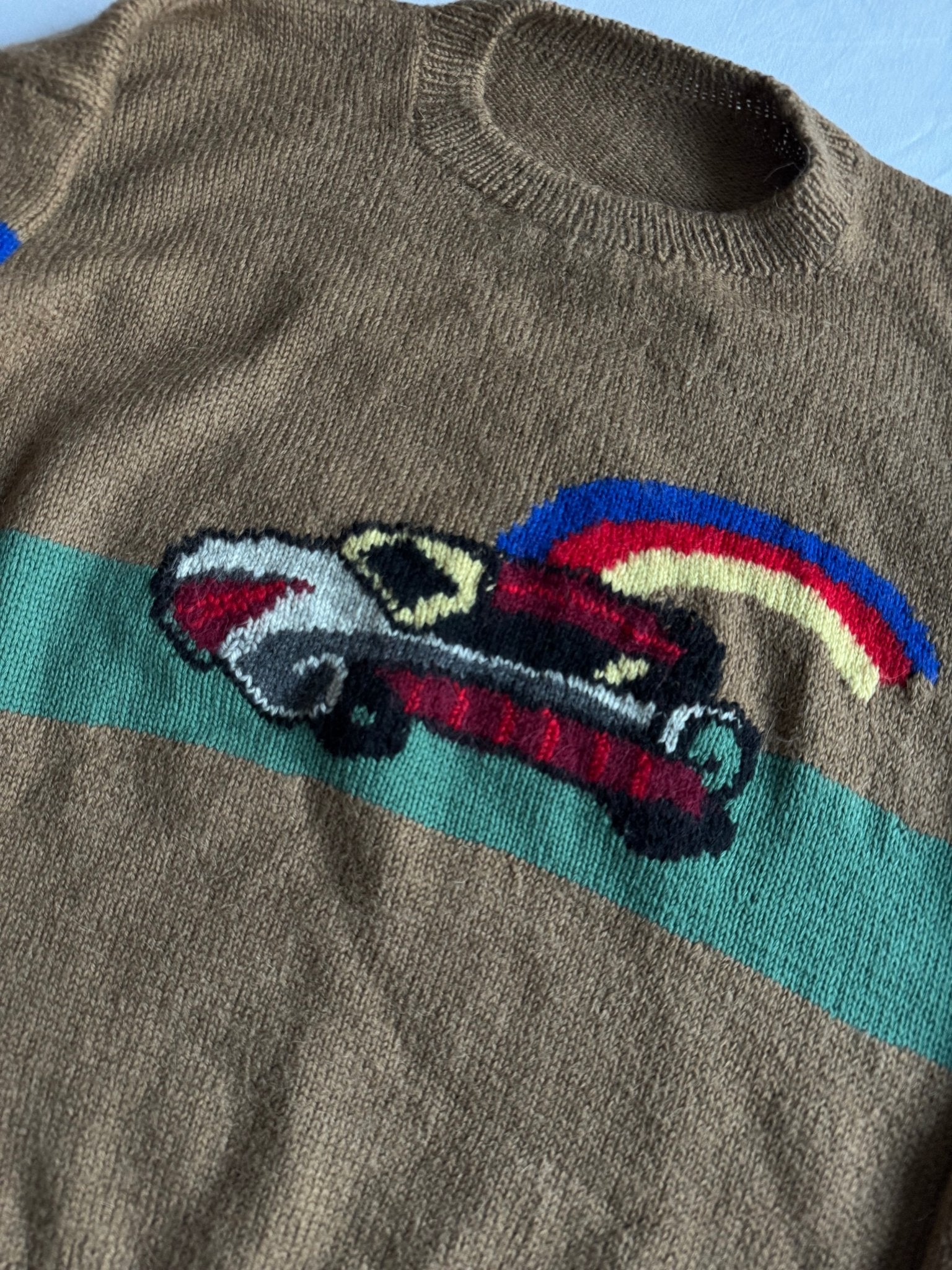🧶 Pulover Vintage Maro cu Grafică Mașină / Tricot (Mărime aproximativă M Femei) - anbracaminte