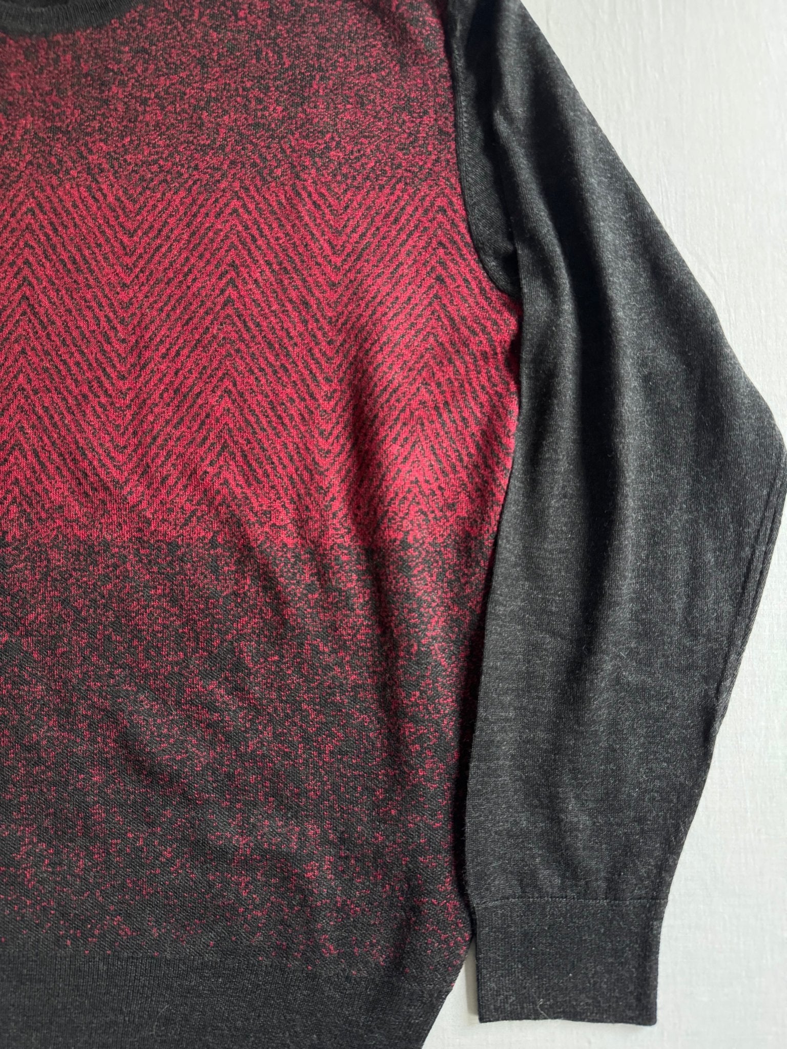 Pulover Vintage Roșu cu Negru – Imprimeu Grafic – Mărime L - anbracaminte