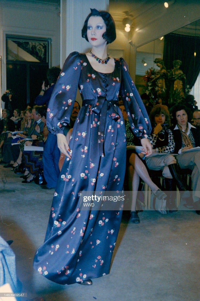 👗 Rochie Runway Yves Saint Laurent 1974 – Satin Maro cu Print Floral - anbracaminte