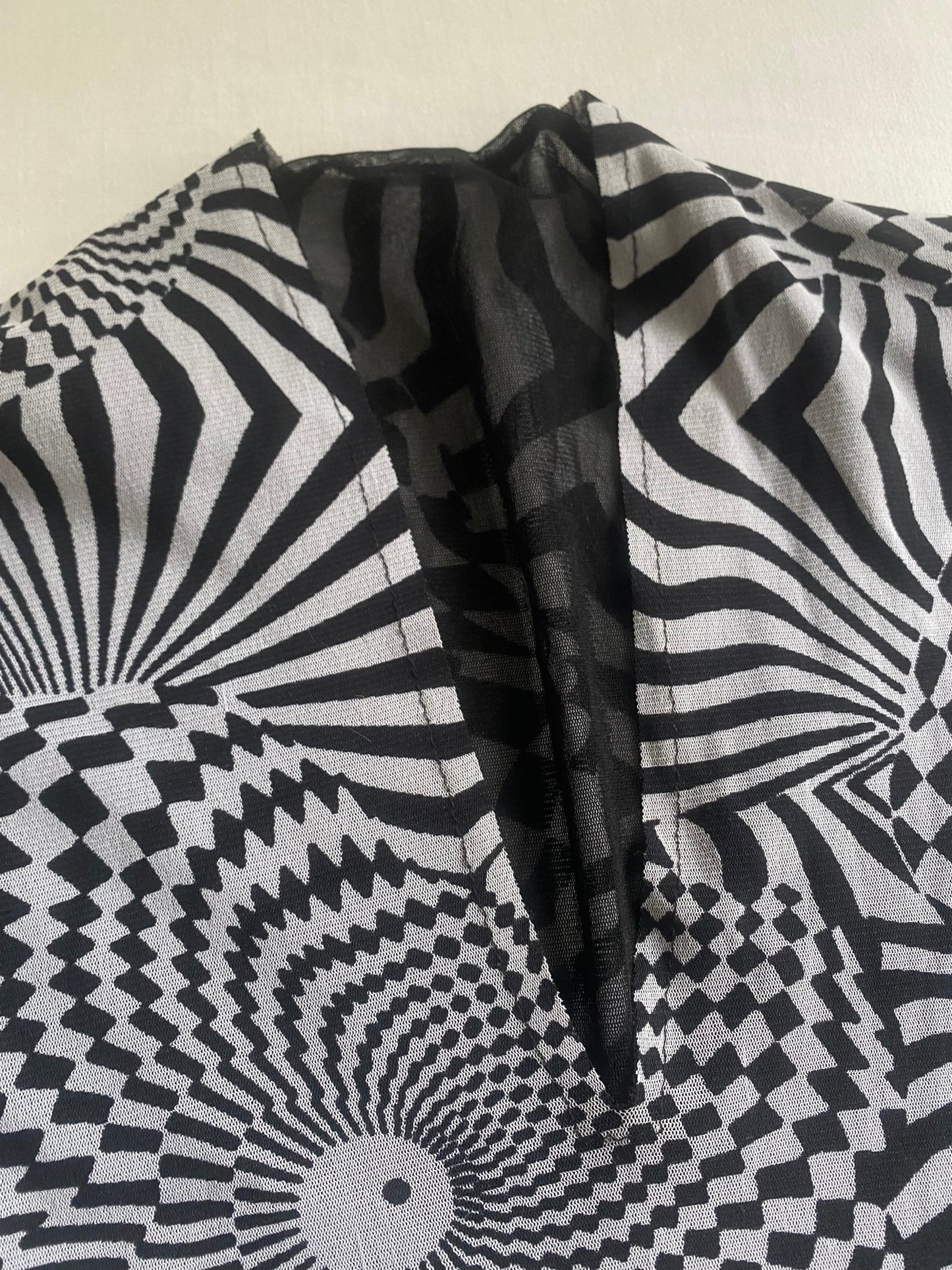 🖤 Top Y2K Mesh cu Imprimeu Abstract Alb - Negru, Mâneci Lungi – Mărimea S - anbracaminte