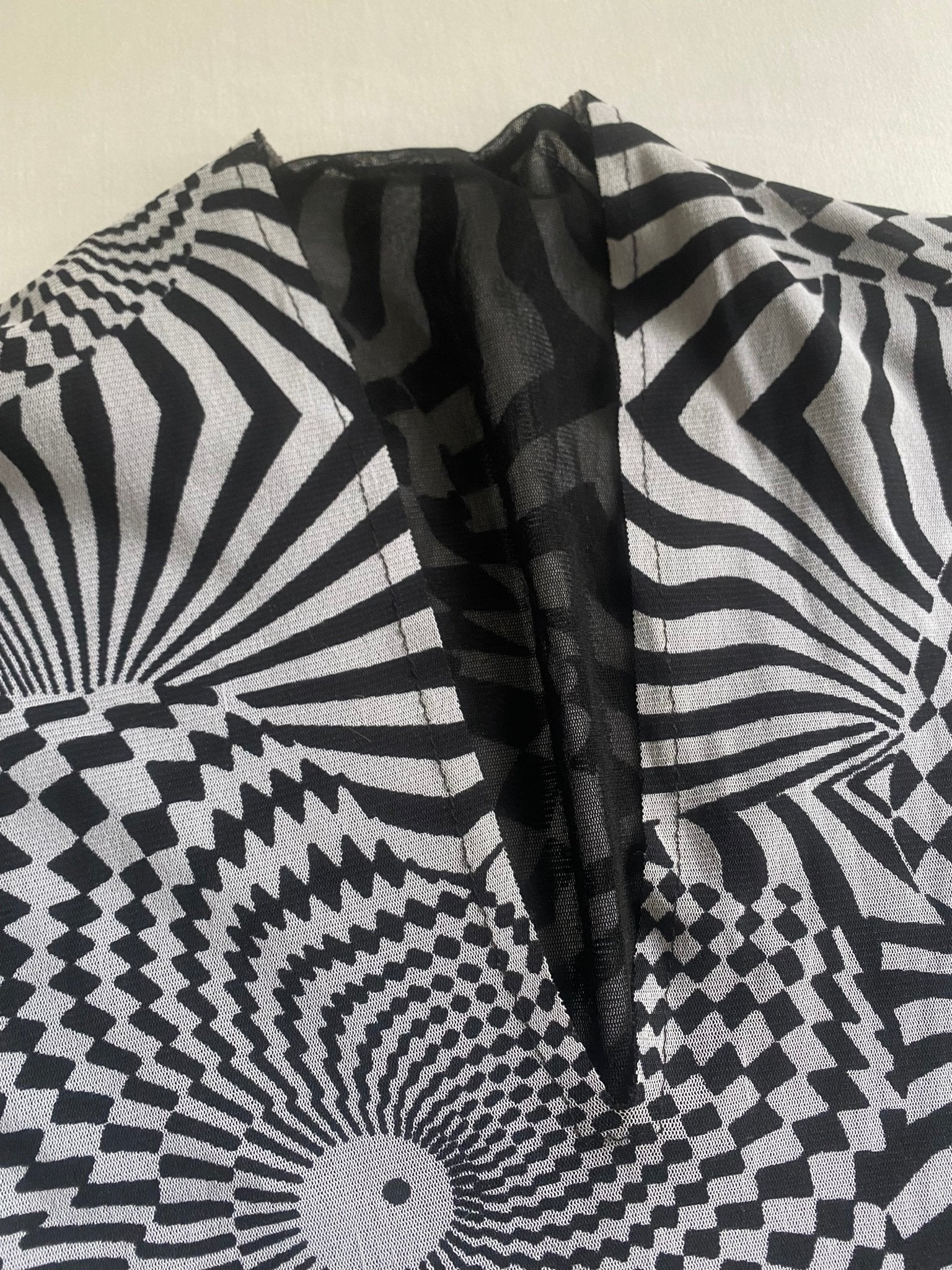 🖤 Top Y2K Mesh cu Imprimeu Abstract Alb - Negru, Mâneci Lungi – Mărimea S - anbracaminte