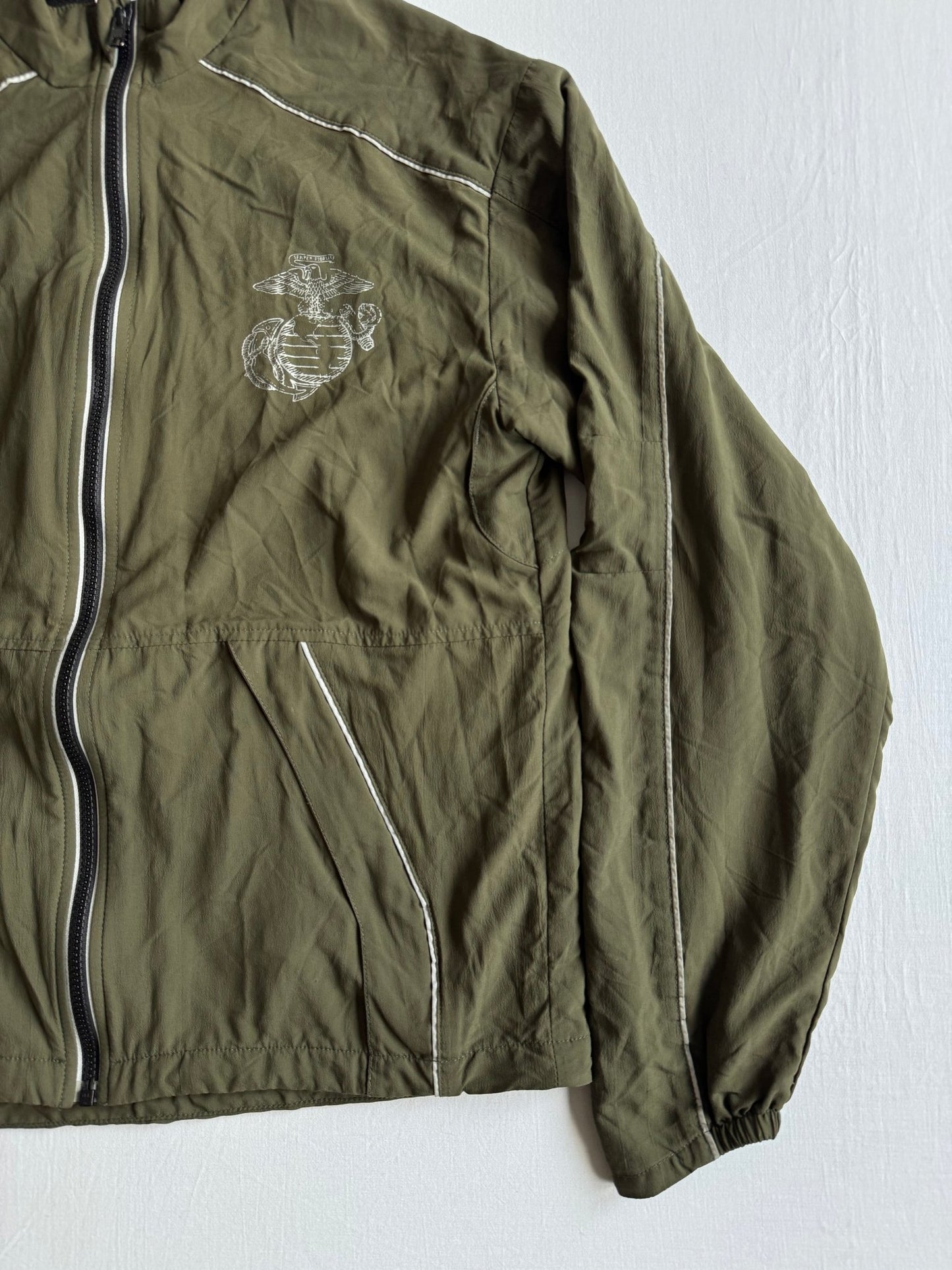 🪖 Tracktop Bărbați Verde Olive New Balance × US Marines – S - anbracaminte