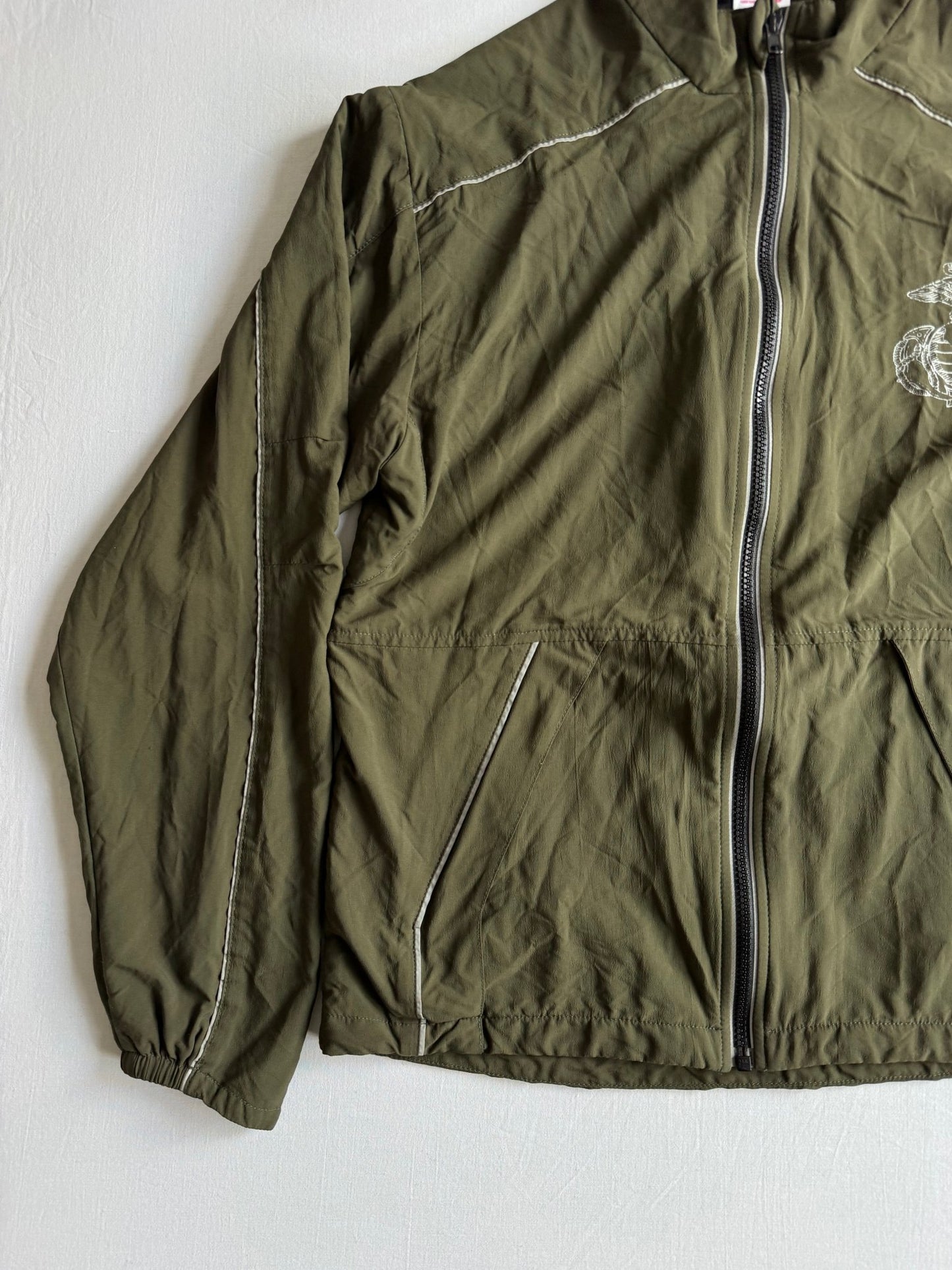 🪖 Tracktop Bărbați Verde Olive New Balance × US Marines – S - anbracaminte