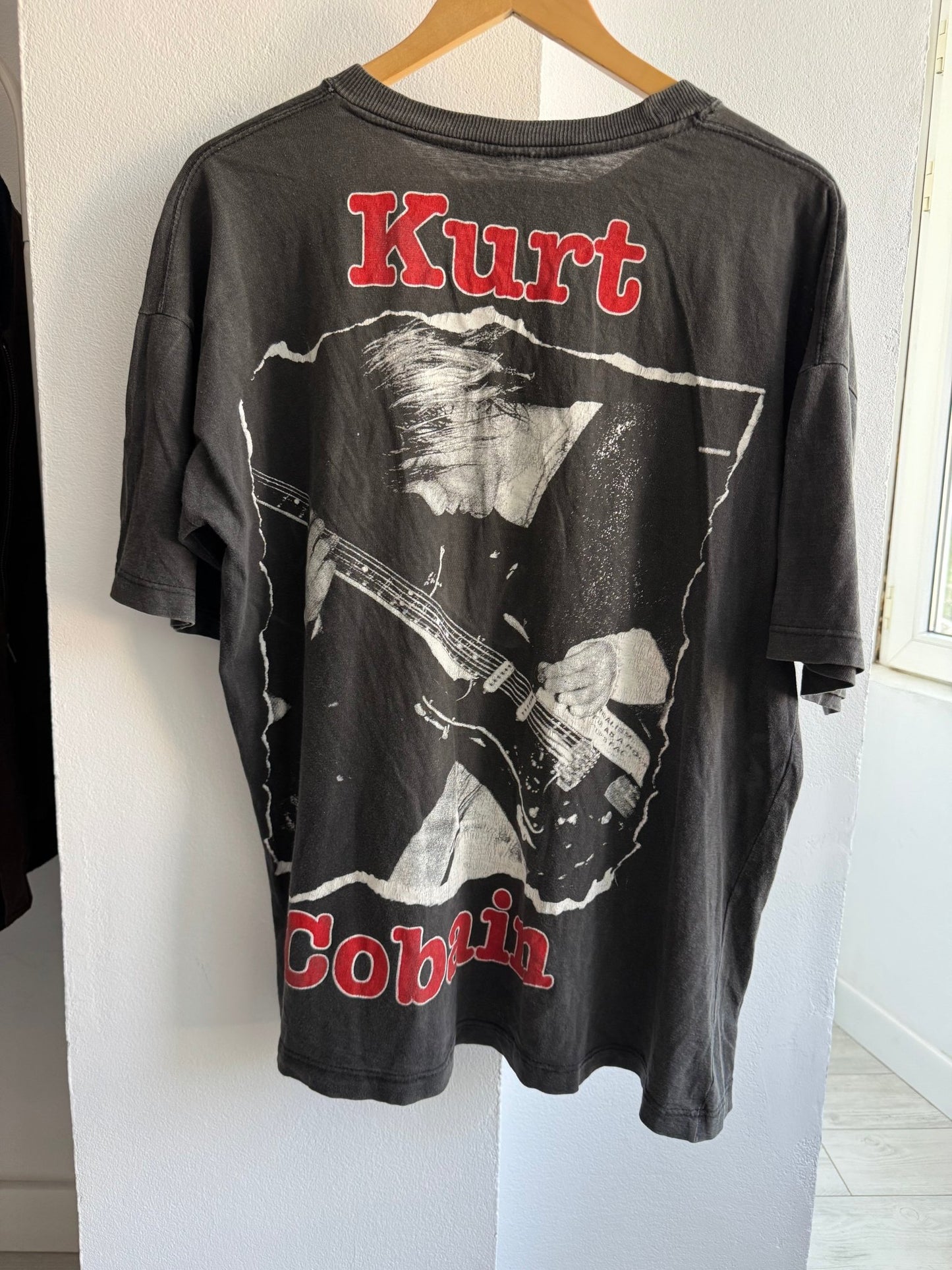 🎸 Tricou Vintage 90’s Kurt Cobain Graphic Tee – XL (Faded & Distressed) - anbracaminte