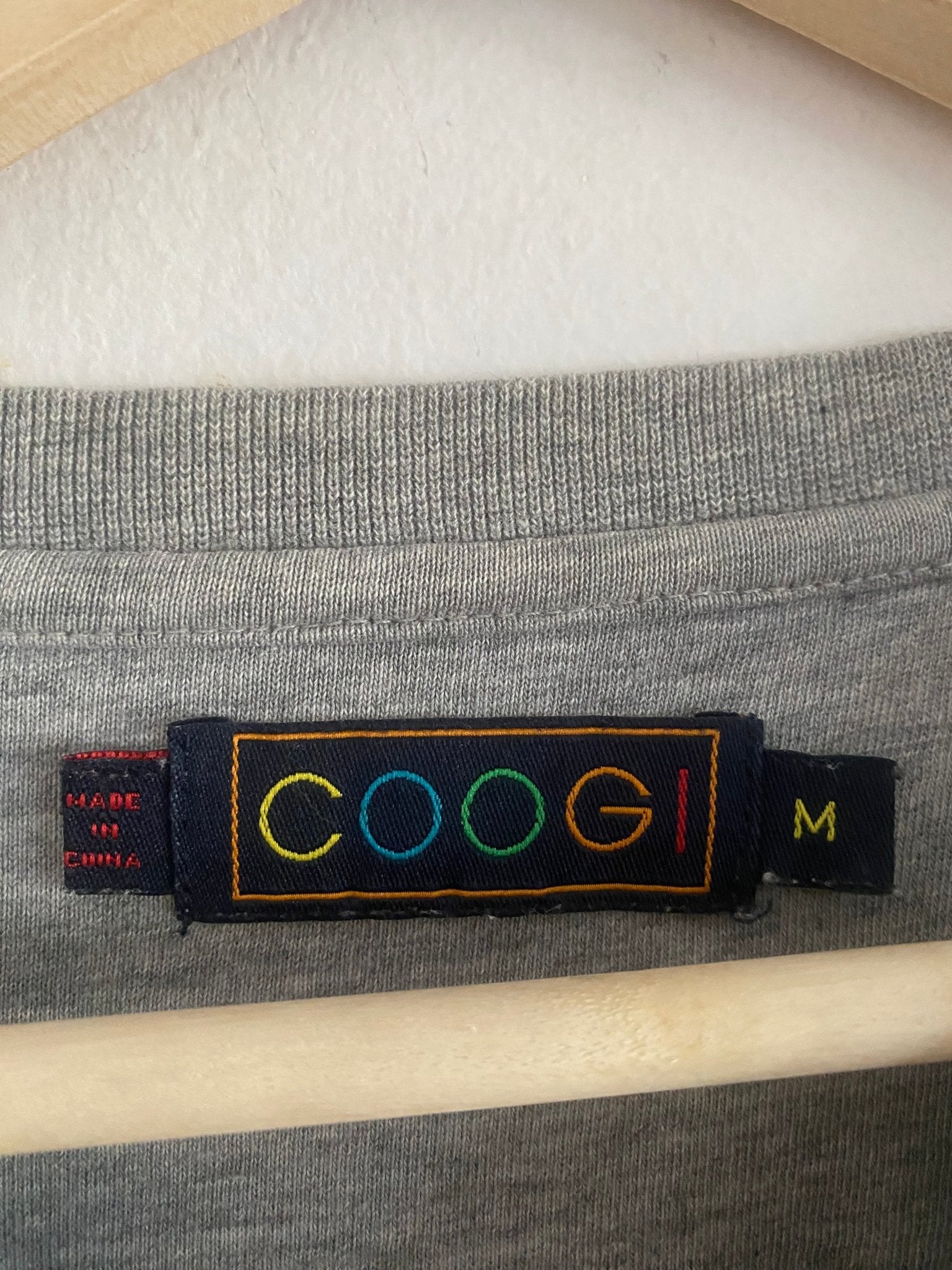 Tricou Vintage Coogi Y2K Gri – Logo Brodat – Mărime M - anbracaminte