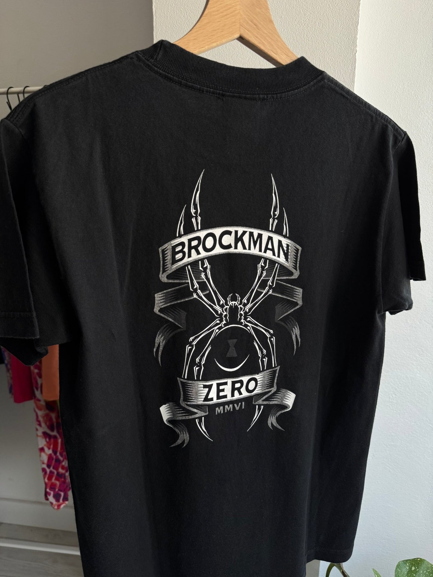 🛹 Tricou Zero James Brockman Black Graphic – S Bărbați - anbracaminte