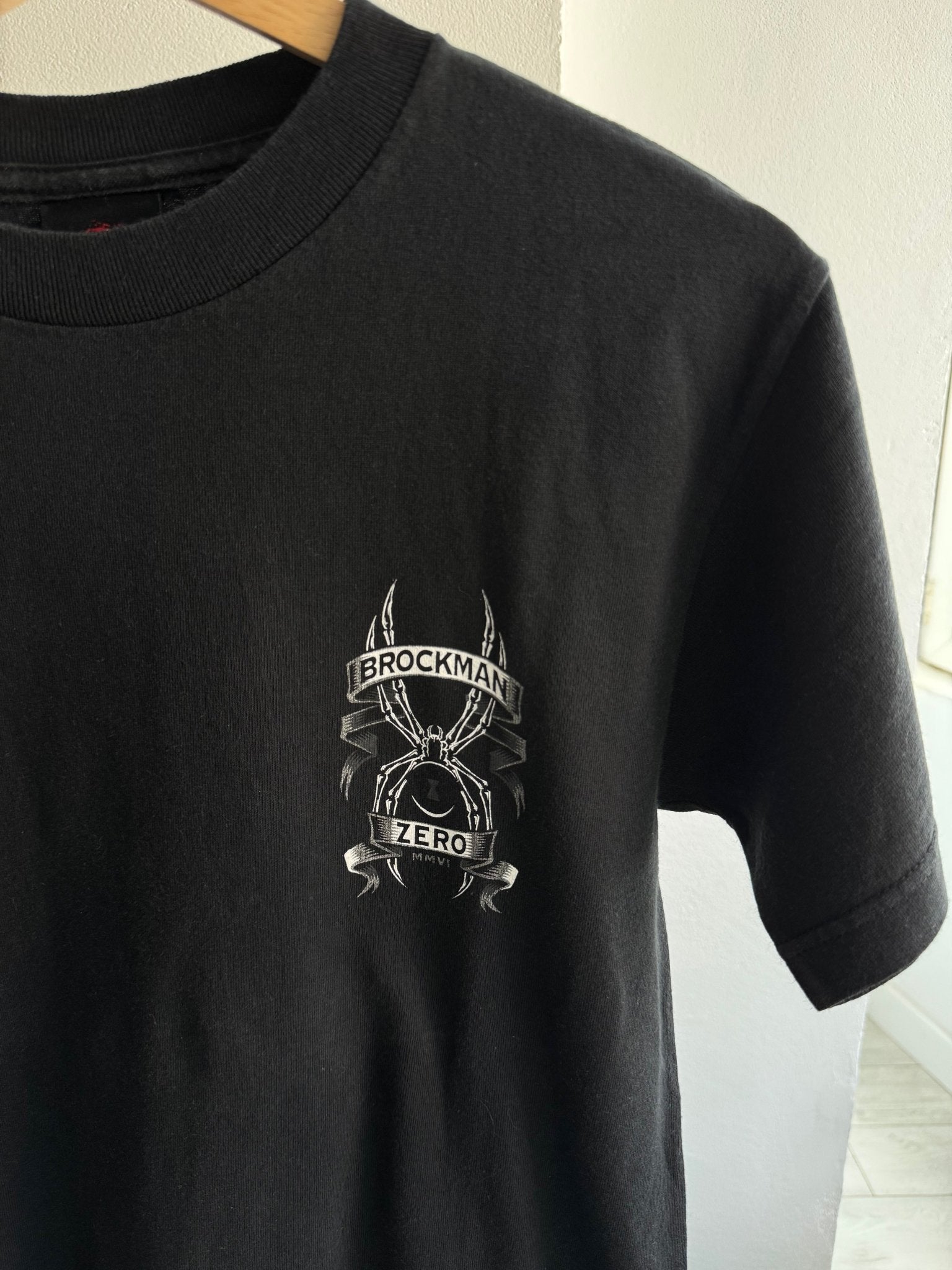 🛹 Tricou Zero James Brockman Black Graphic – S Bărbați - anbracaminte