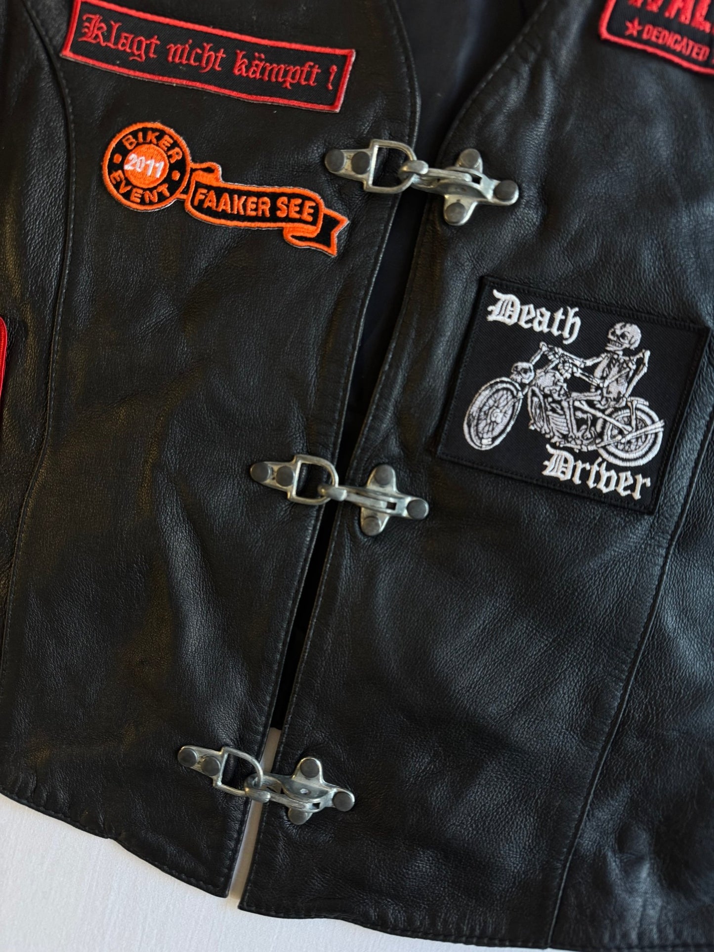 🏍️ Vestă Biker Vintage din Piele Neagră cu Patches & Fireman Clasp – XXL - anbracaminte