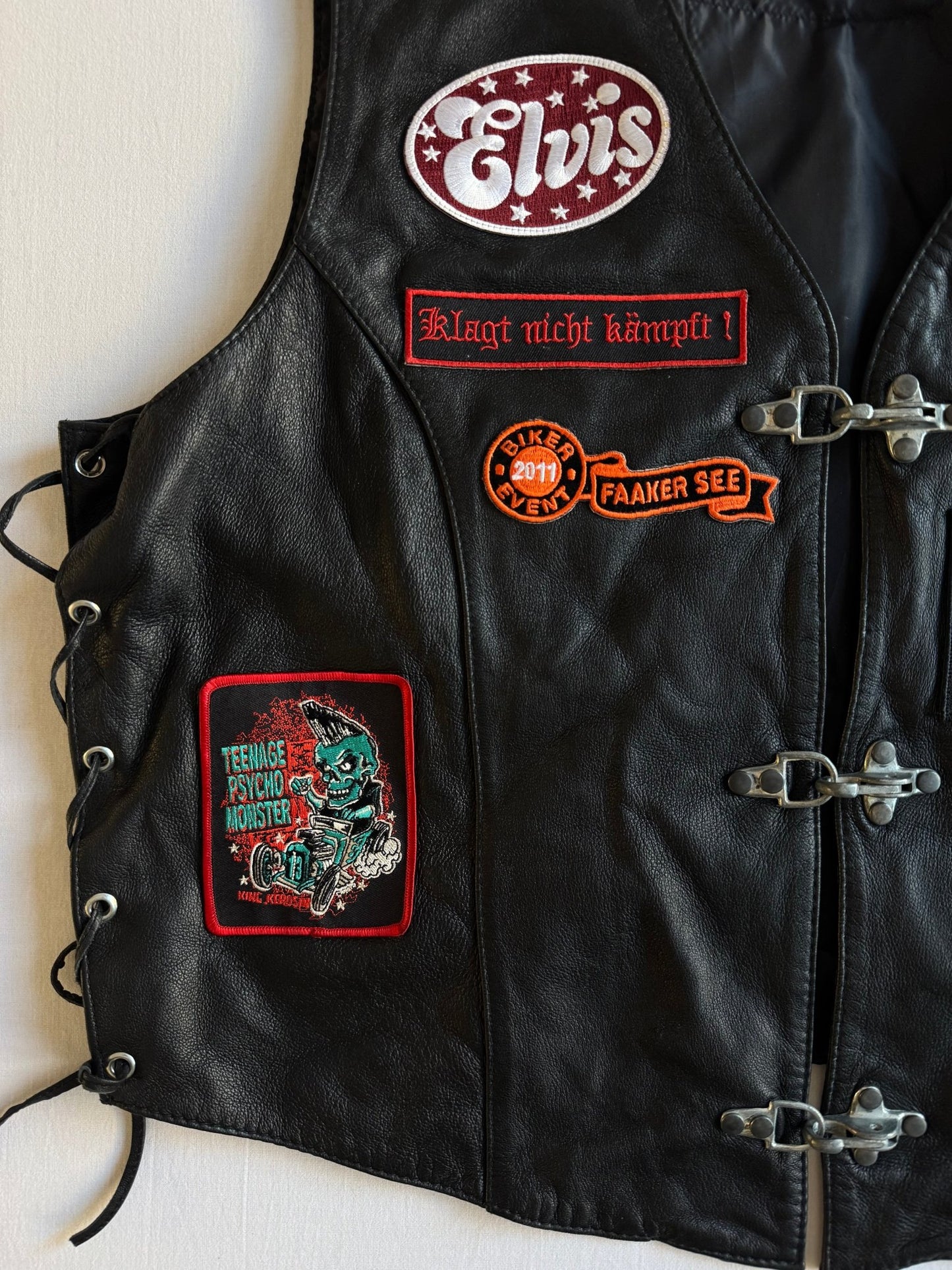 🏍️ Vestă Biker Vintage din Piele Neagră cu Patches & Fireman Clasp – XXL - anbracaminte