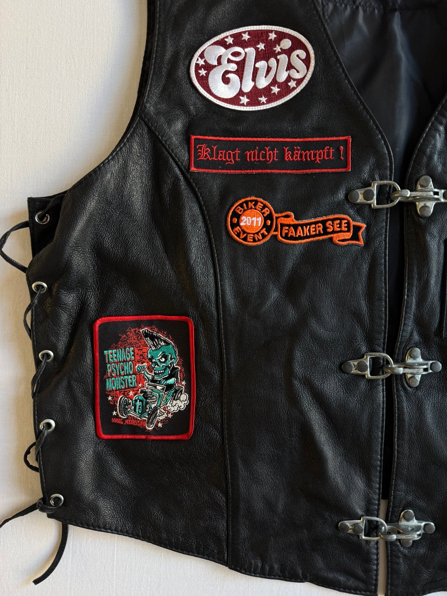 🏍️ Vestă Biker Vintage din Piele Neagră cu Patches & Fireman Clasp – XXL - anbracaminte