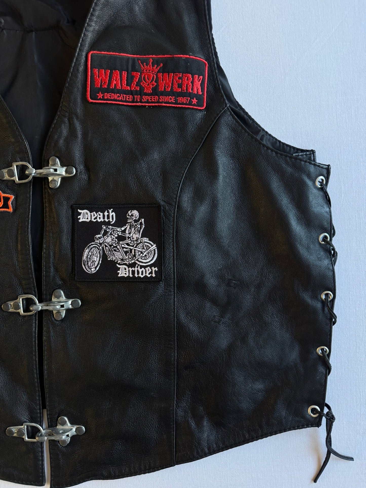 🏍️ Vestă Biker Vintage din Piele Neagră cu Patches & Fireman Clasp – XXL - anbracaminte