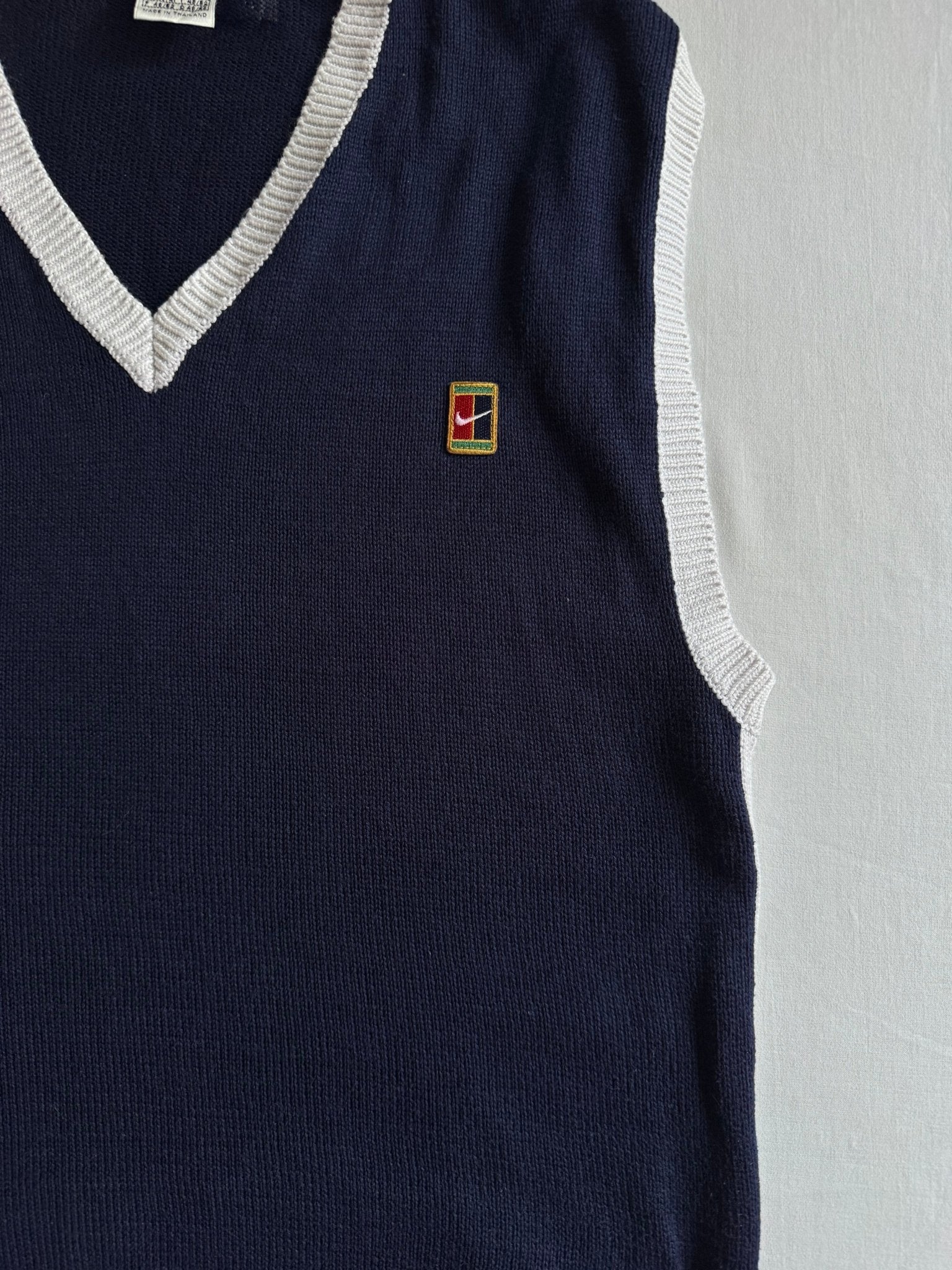 🎾 Vestă Tricotată Vintage Nike Challenge Court V - Neck – Mărimea M - anbracaminte