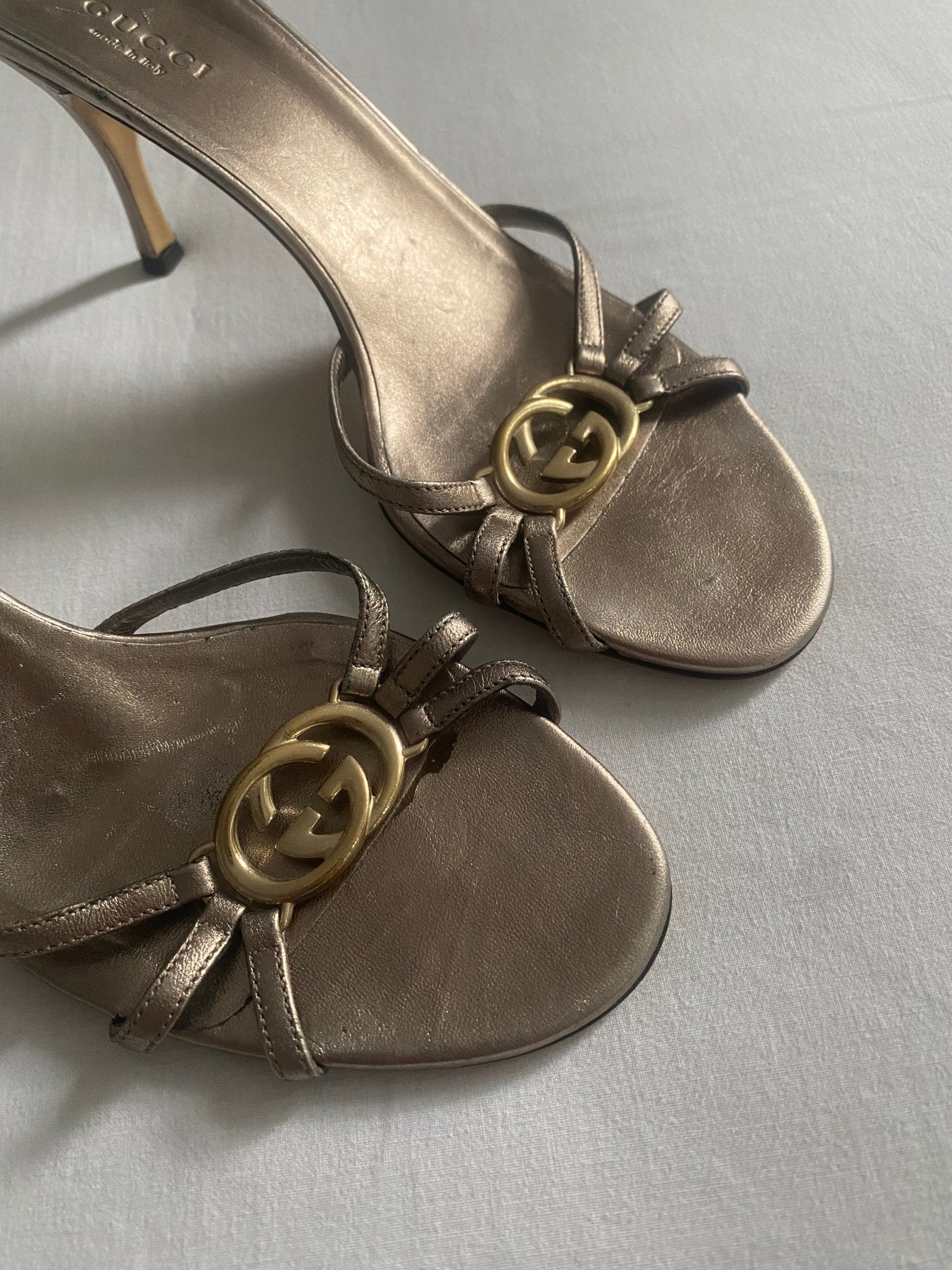 Vintage Gucci Double G Strappy Metallic Leather Sandal - anbracaminte