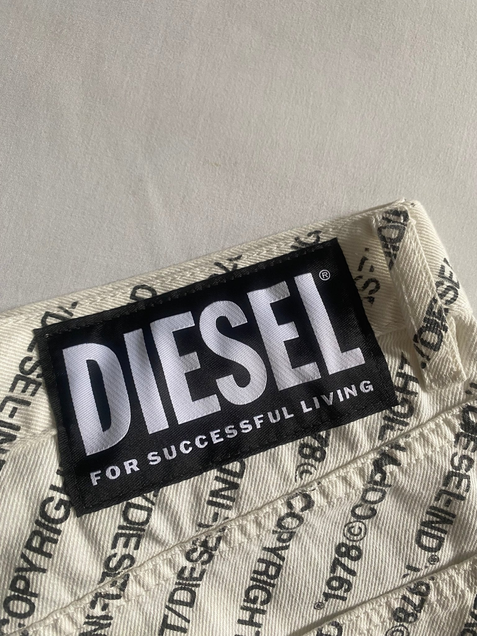 🤍 White Diesel Scripted All - Over Print Jeans – Size 33 - anbracaminte