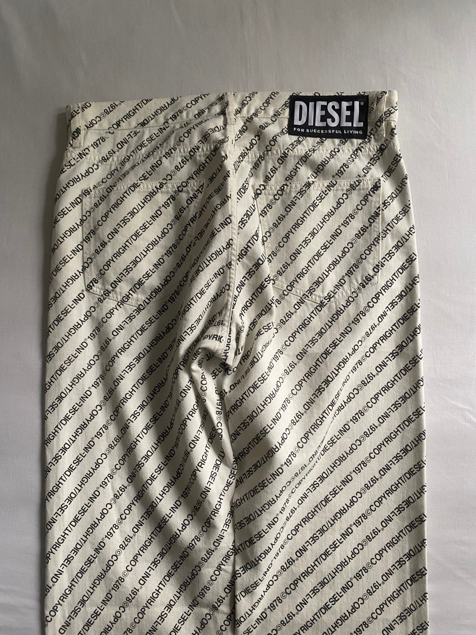 🤍 White Diesel Scripted All - Over Print Jeans – Size 33 - anbracaminte