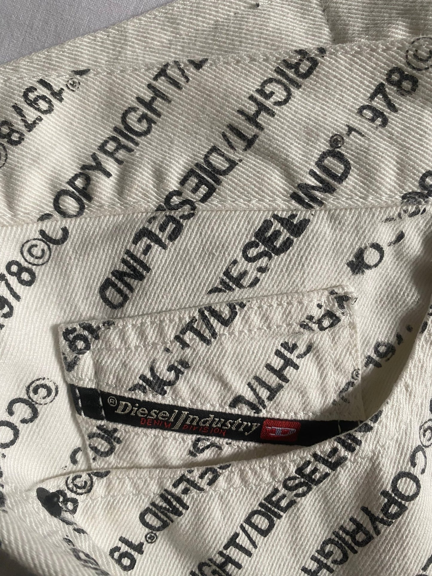 🤍 White Diesel Scripted All - Over Print Jeans – Size 33 - anbracaminte