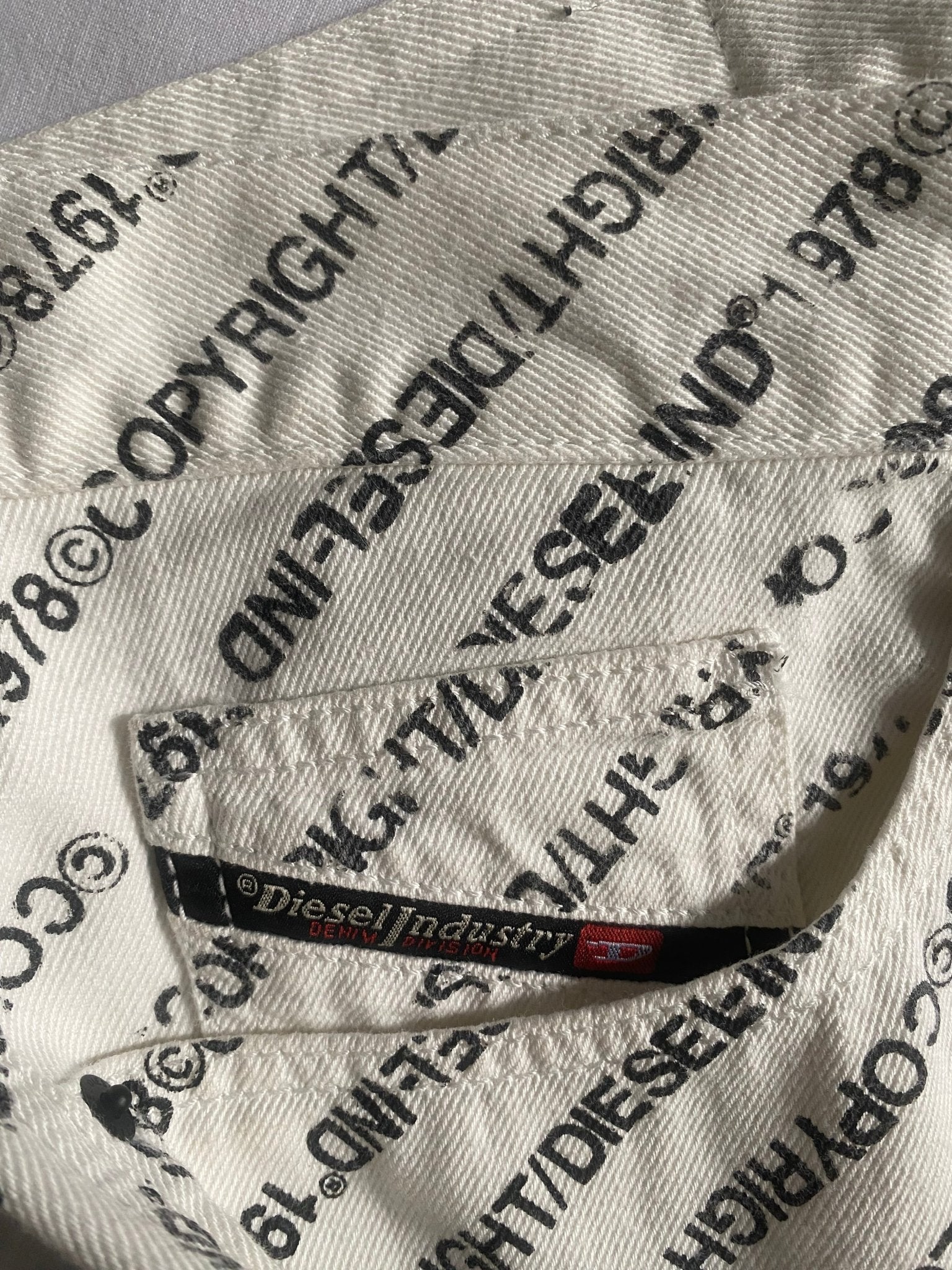 🤍 White Diesel Scripted All - Over Print Jeans – Size 33 - anbracaminte