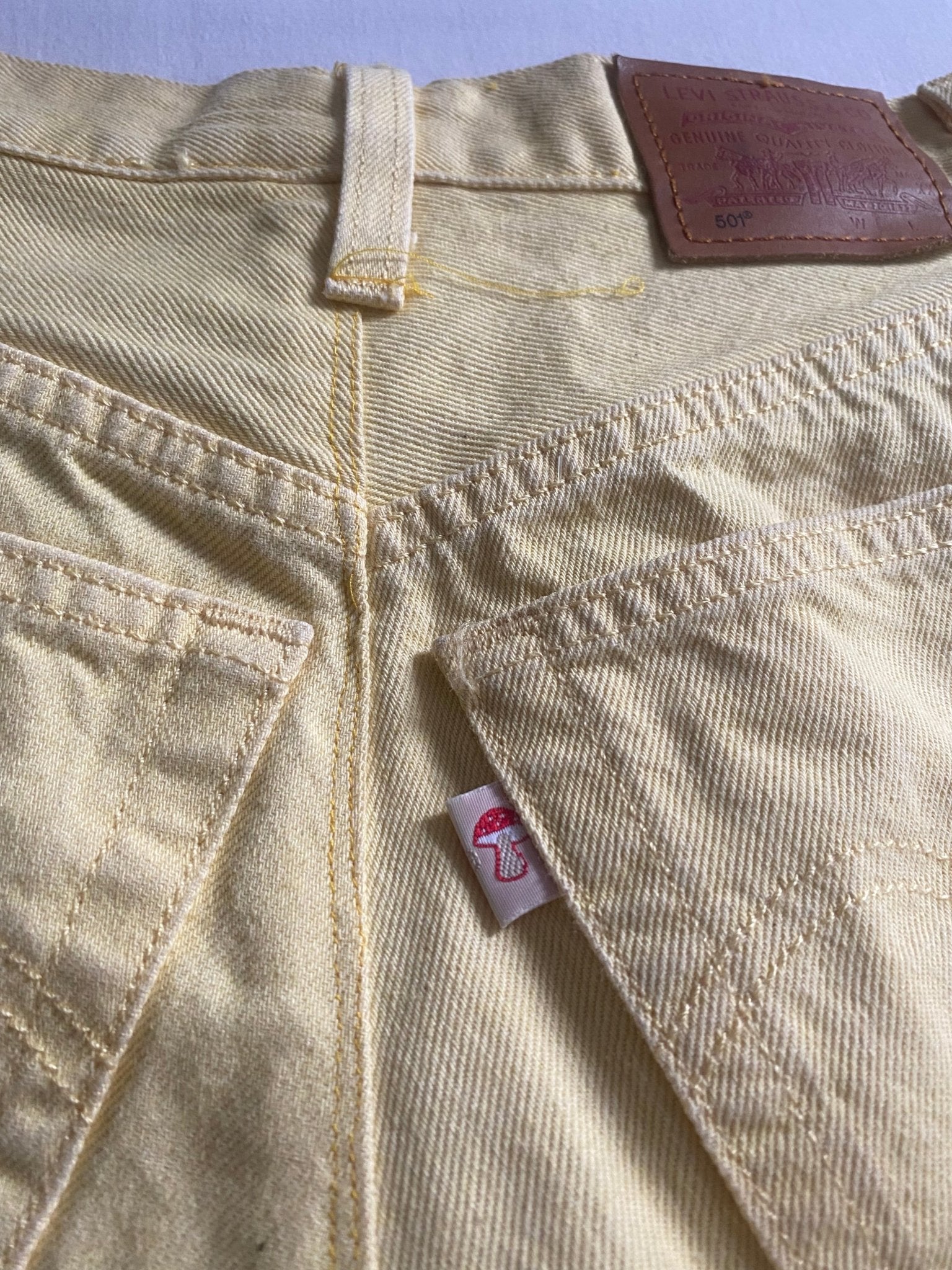 Women's Levi's Butter Yellow Shorts - anbracaminte