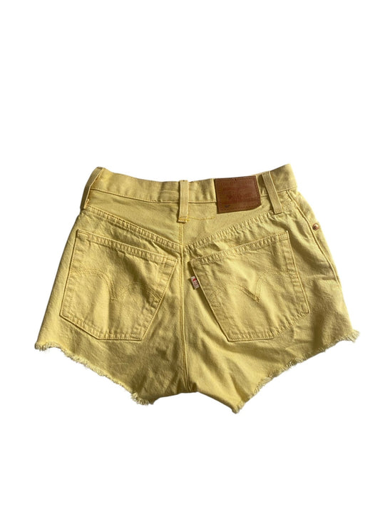 Women's Levi's Butter Yellow Shorts - anbracaminte