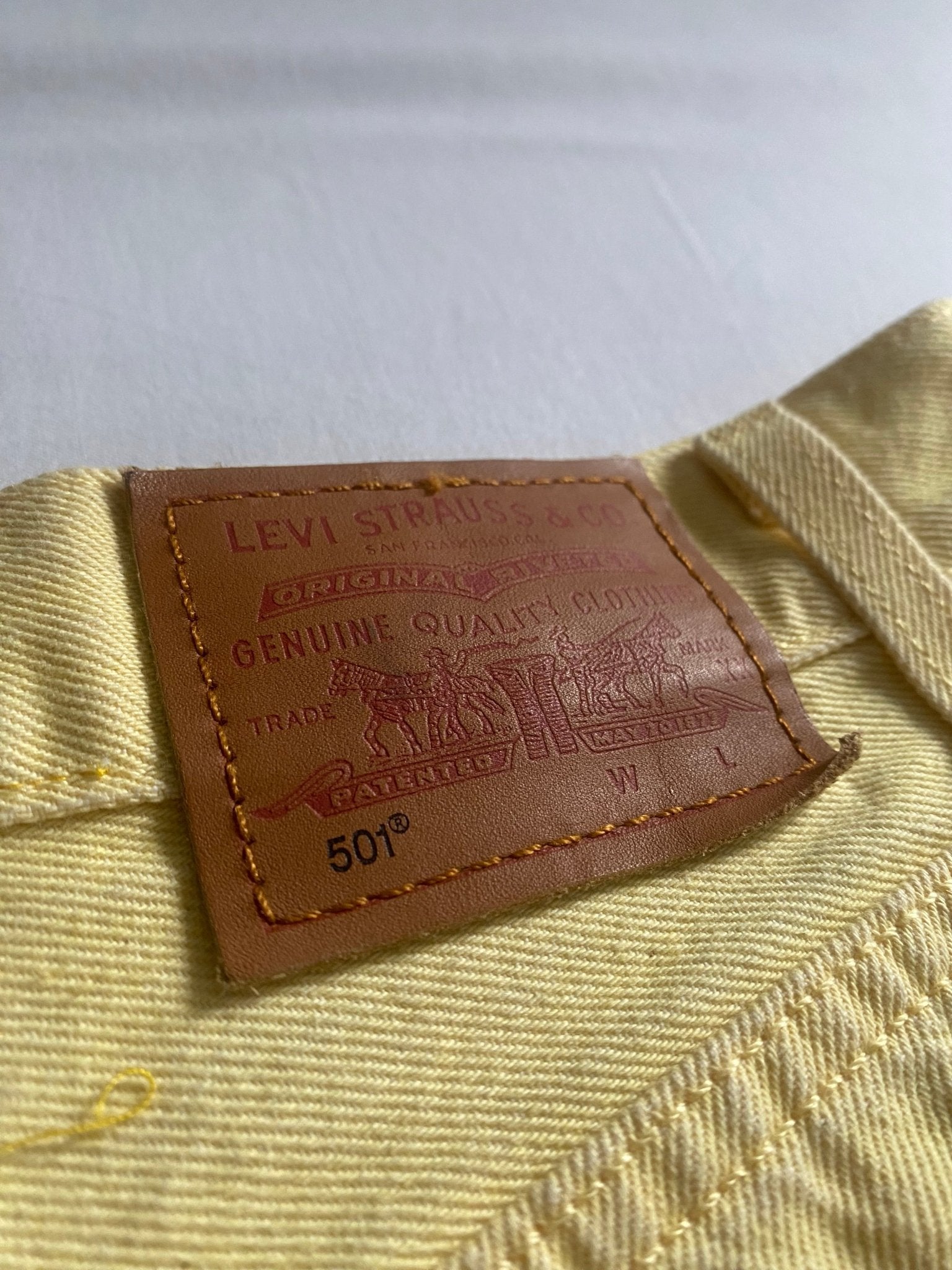 Women's Levi's Butter Yellow Shorts - anbracaminte