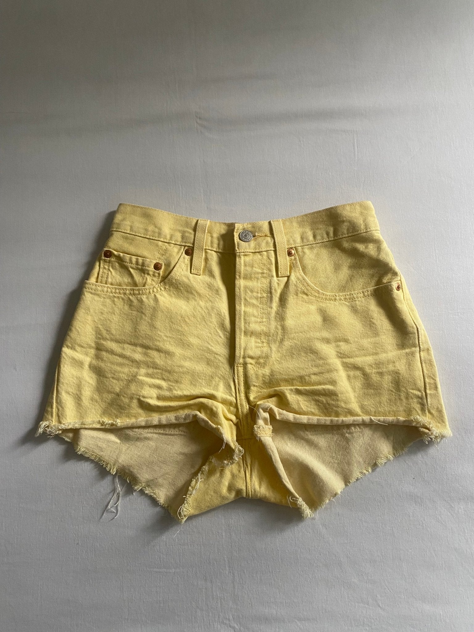 Women's Levi's Butter Yellow Shorts - anbracaminte