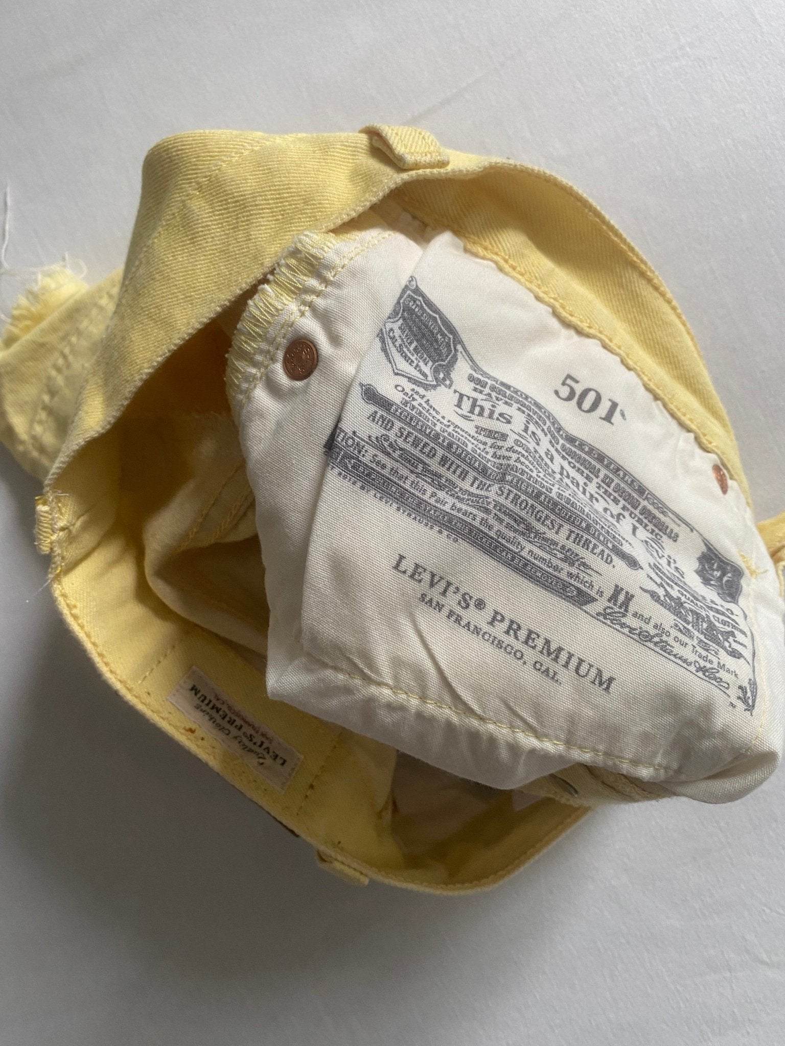 Women's Levi's Butter Yellow Shorts - anbracaminte