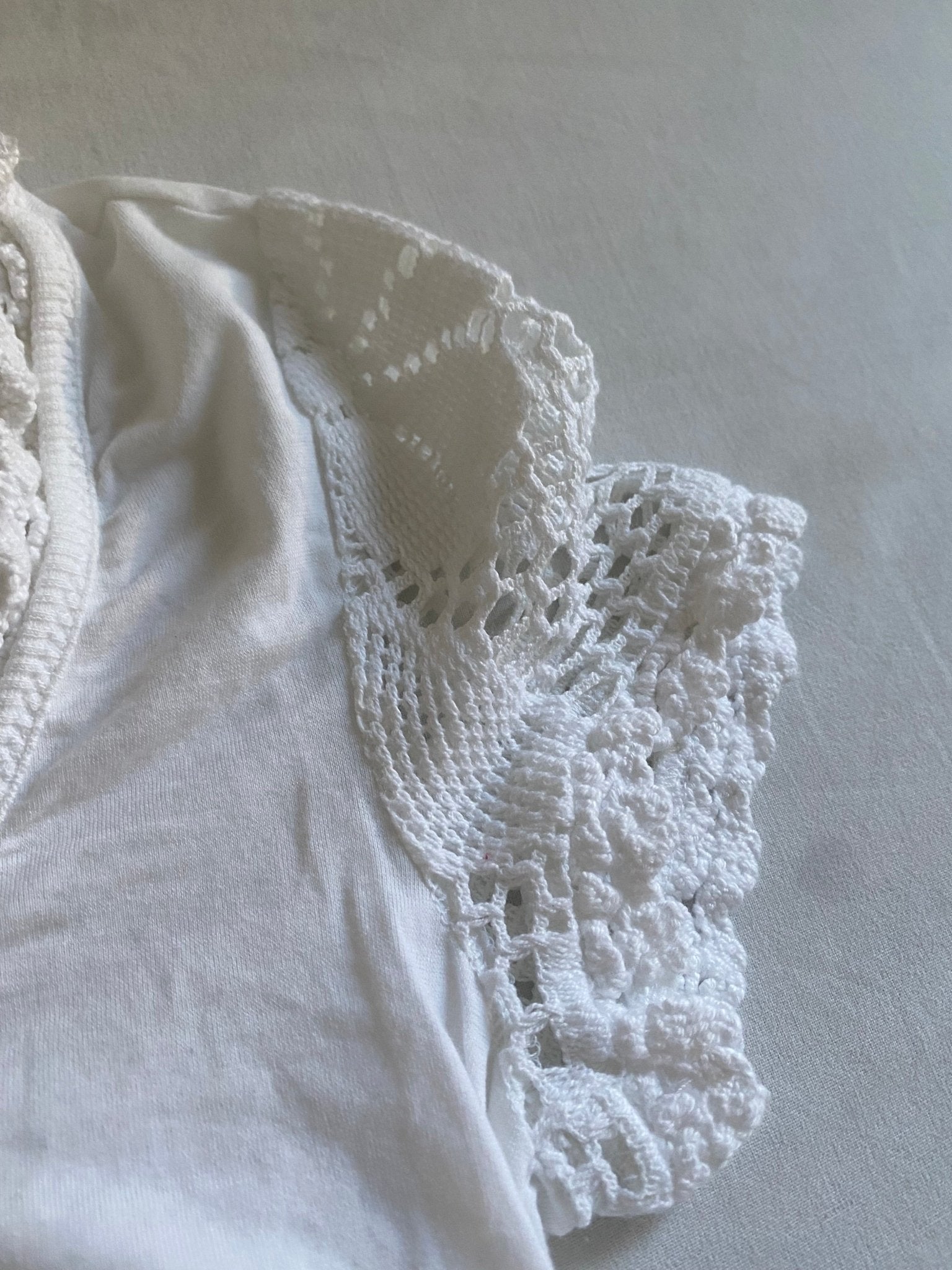 Y2K Dolce & Gabbana White U Neck Crotched Sleeves Top - anbracaminte