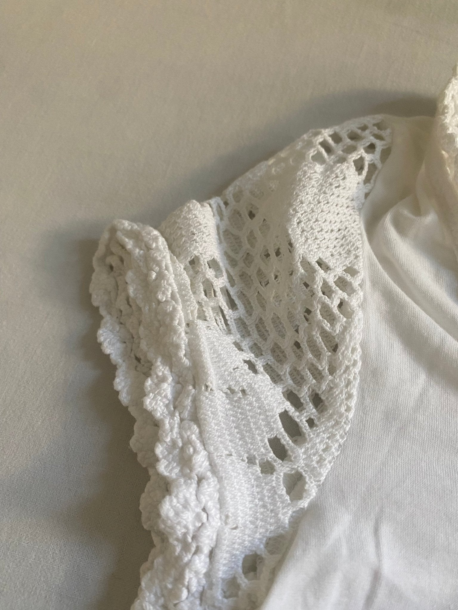 Y2K Dolce & Gabbana White U Neck Crotched Sleeves Top - anbracaminte