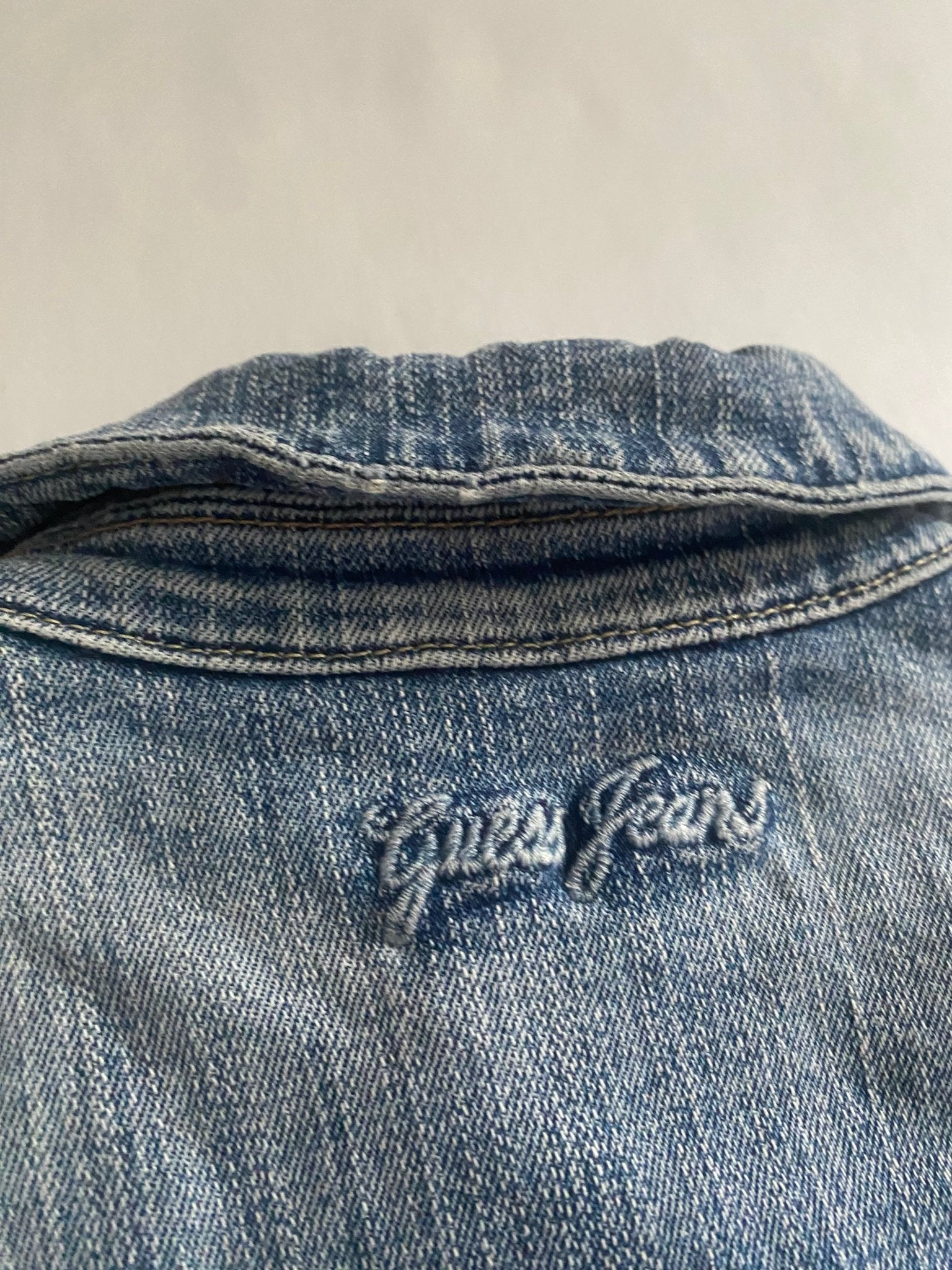 Y2K Guess Jeans Cropped Denim Jacket - anbracaminte